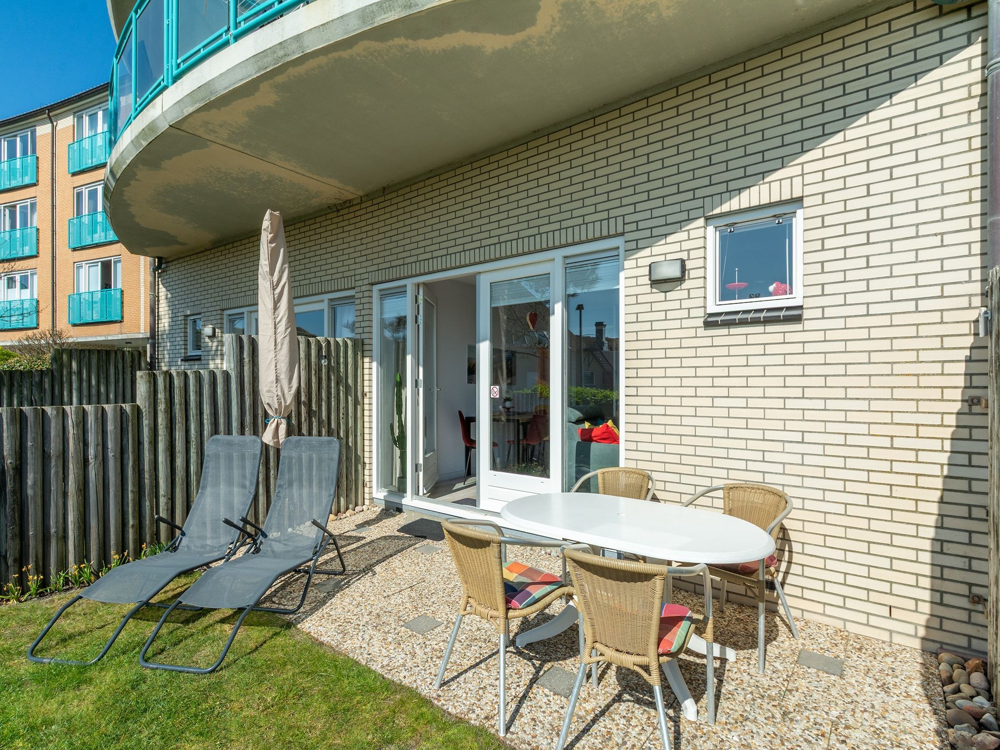 De buitenkant van Strandslag 103 in Julianadorp aan Zee
