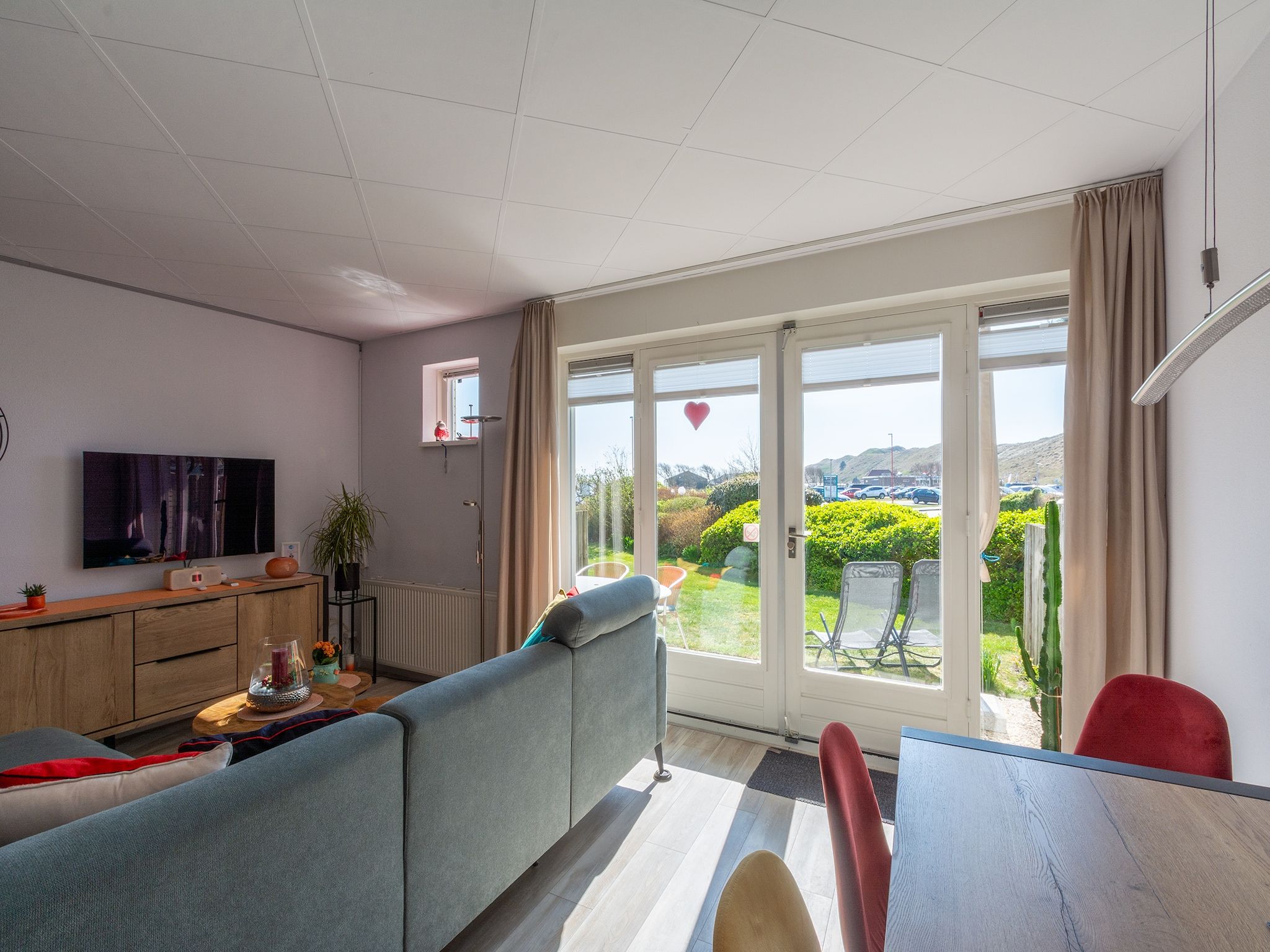 De woonkamer van Strandslag 103 in Julianadorp aan Zee