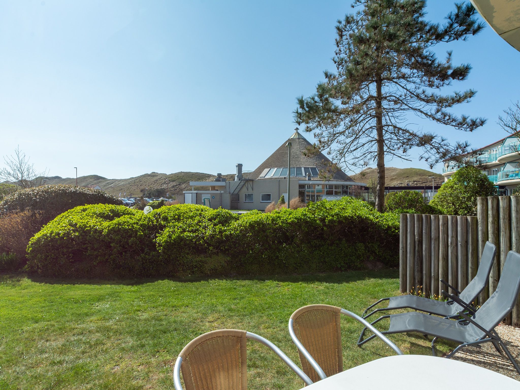 De tuin van Strandslag 103 in Julianadorp aan Zee