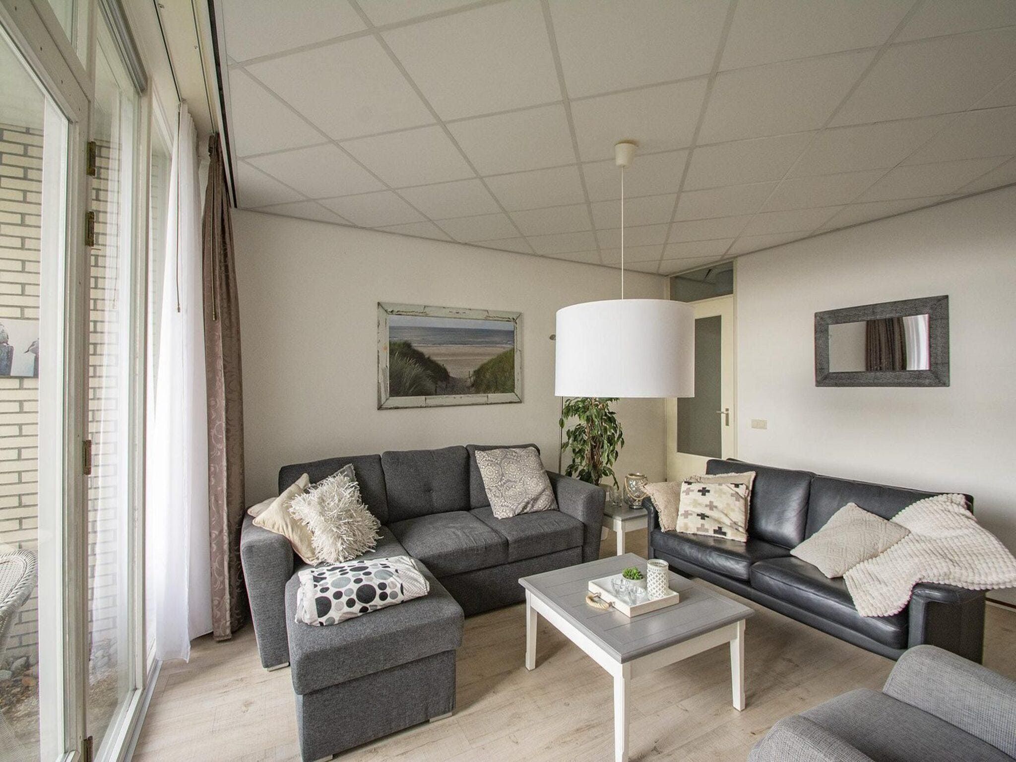 De woonkamer van Strandslag 107 in Julianadorp aan Zee