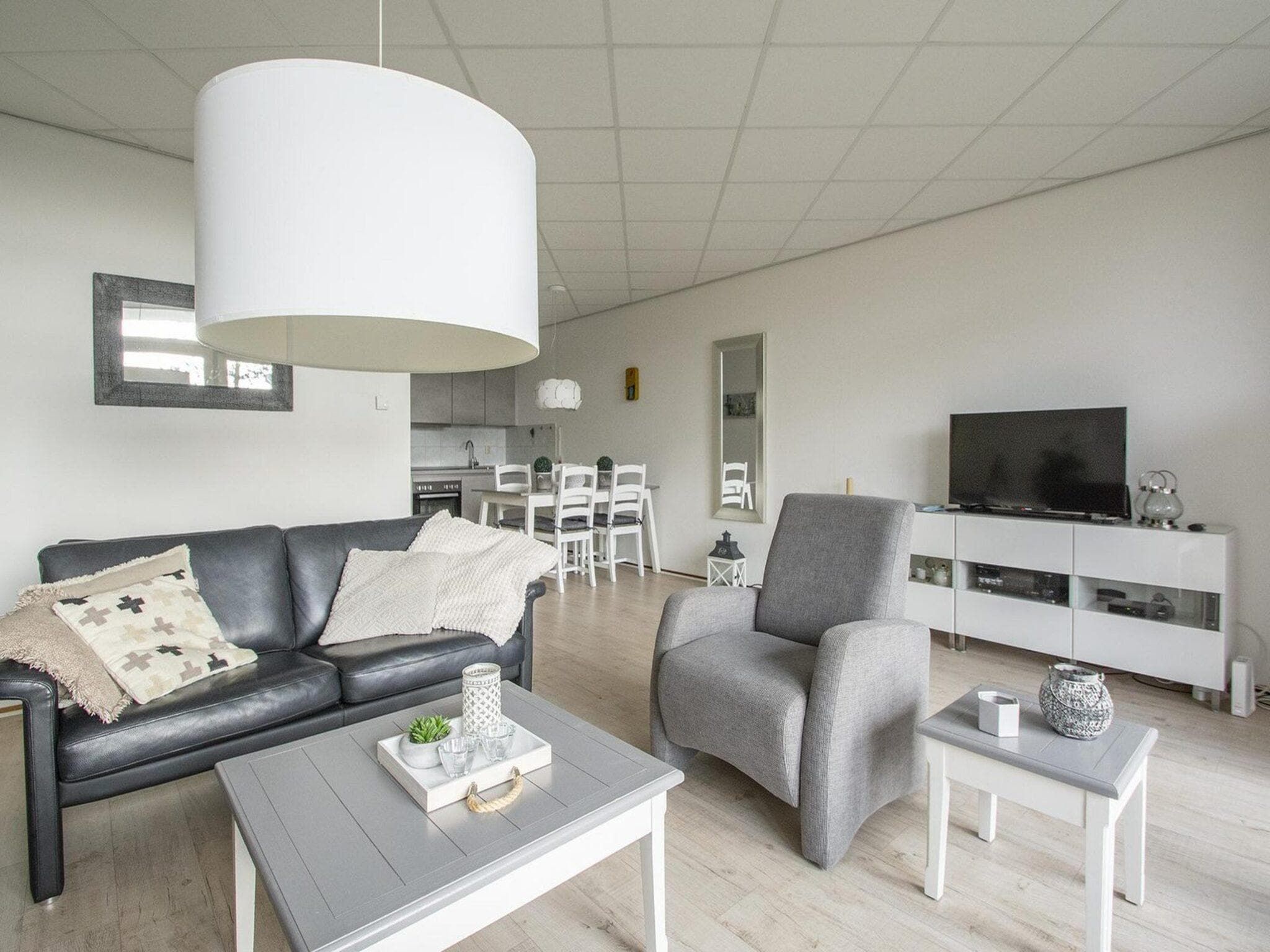 De woonkamer van Strandslag 107 in Julianadorp aan Zee