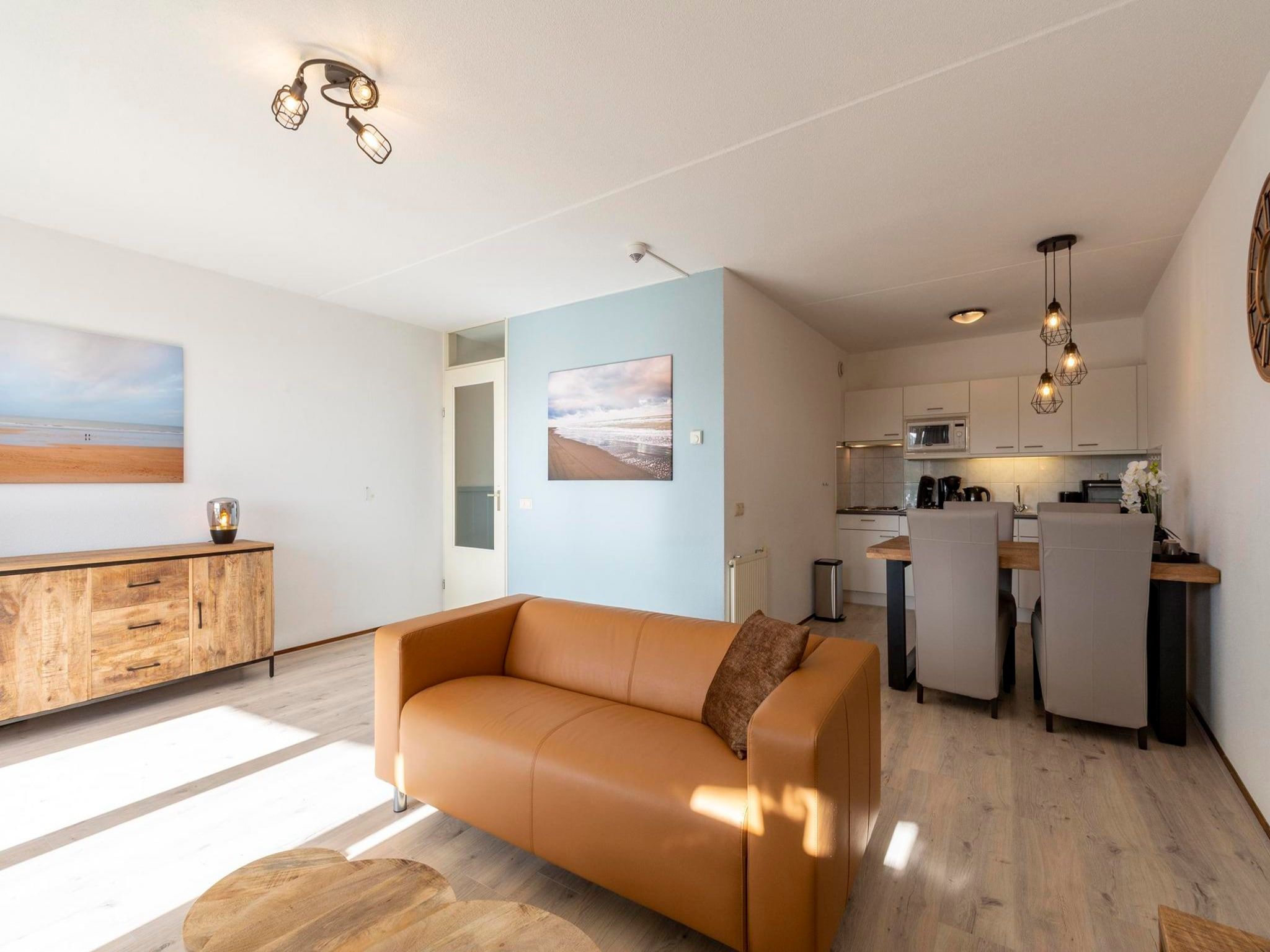 De woonkamer van Strandslag 127 in Julianadorp aan Zee