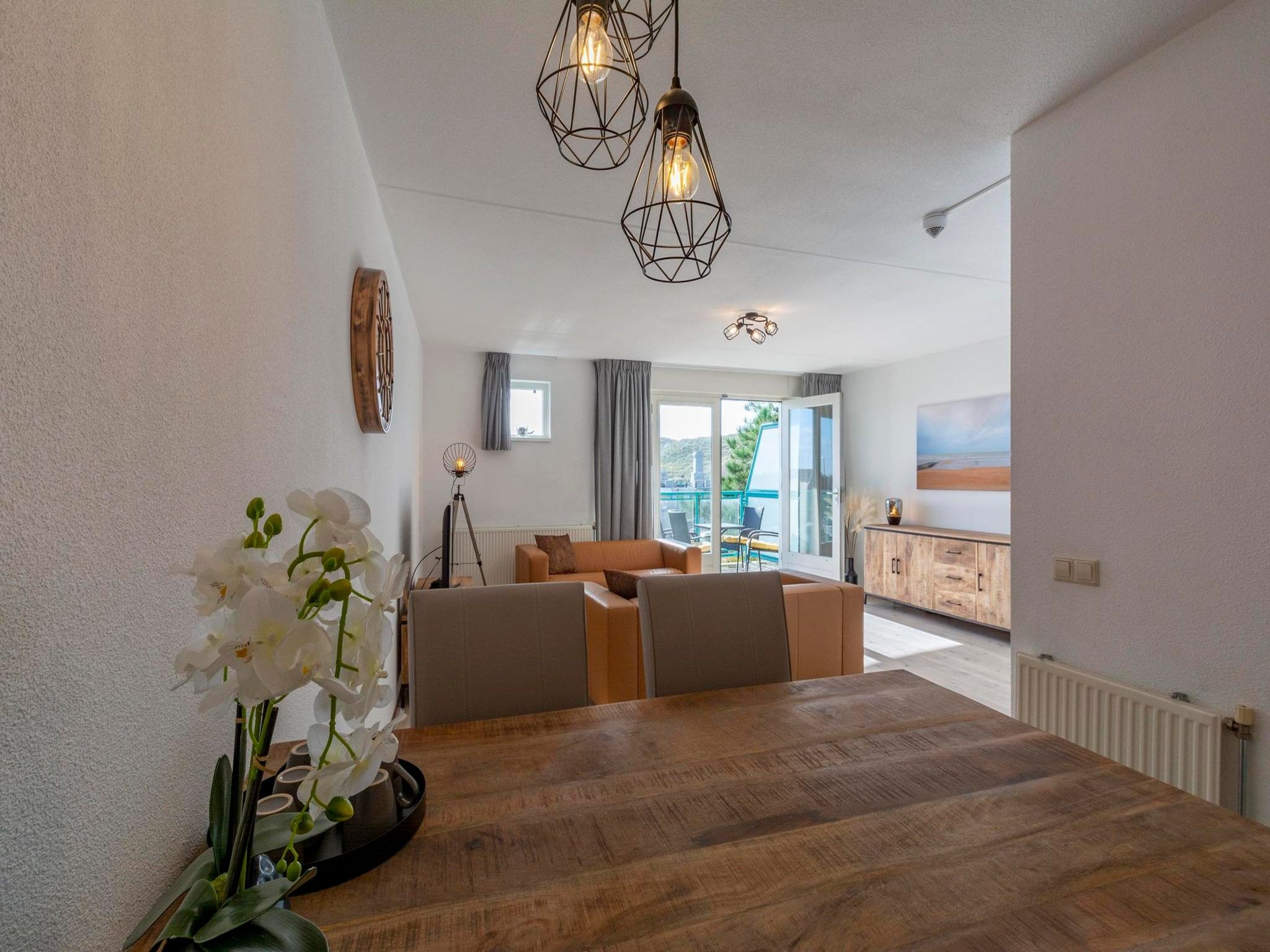 De eetkamer van Strandslag 127 in Julianadorp aan Zee