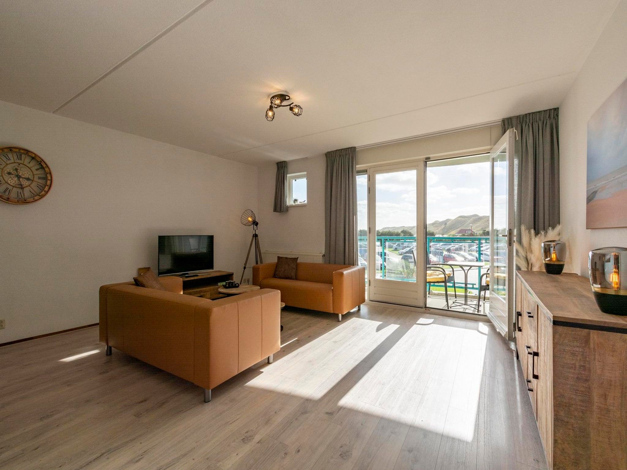 De woonkamer van Strandslag 127 in Julianadorp aan Zee