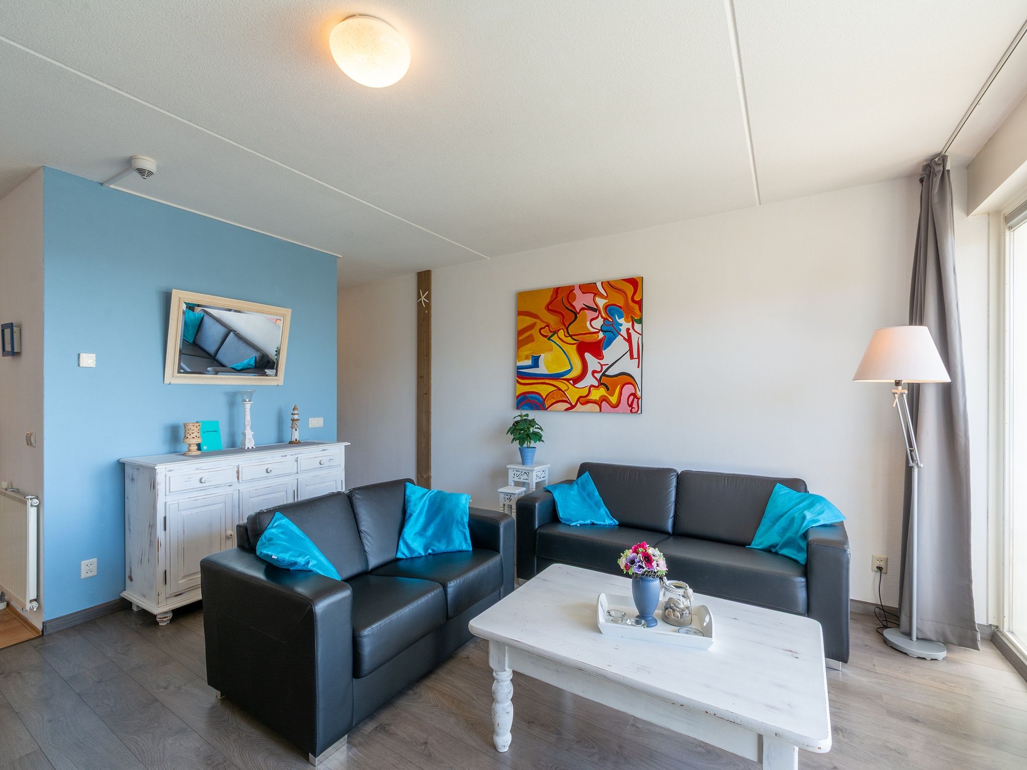 De woonkamer van Strandslag 157 in Julianadorp aan Zee