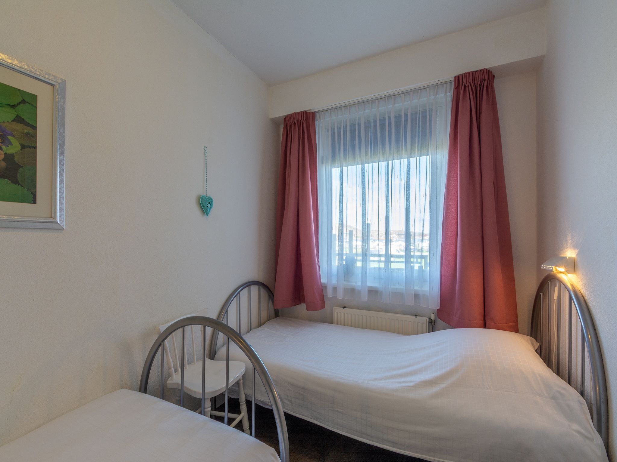 Een slaapkamer van Strandslag 157 in Julianadorp aan Zee