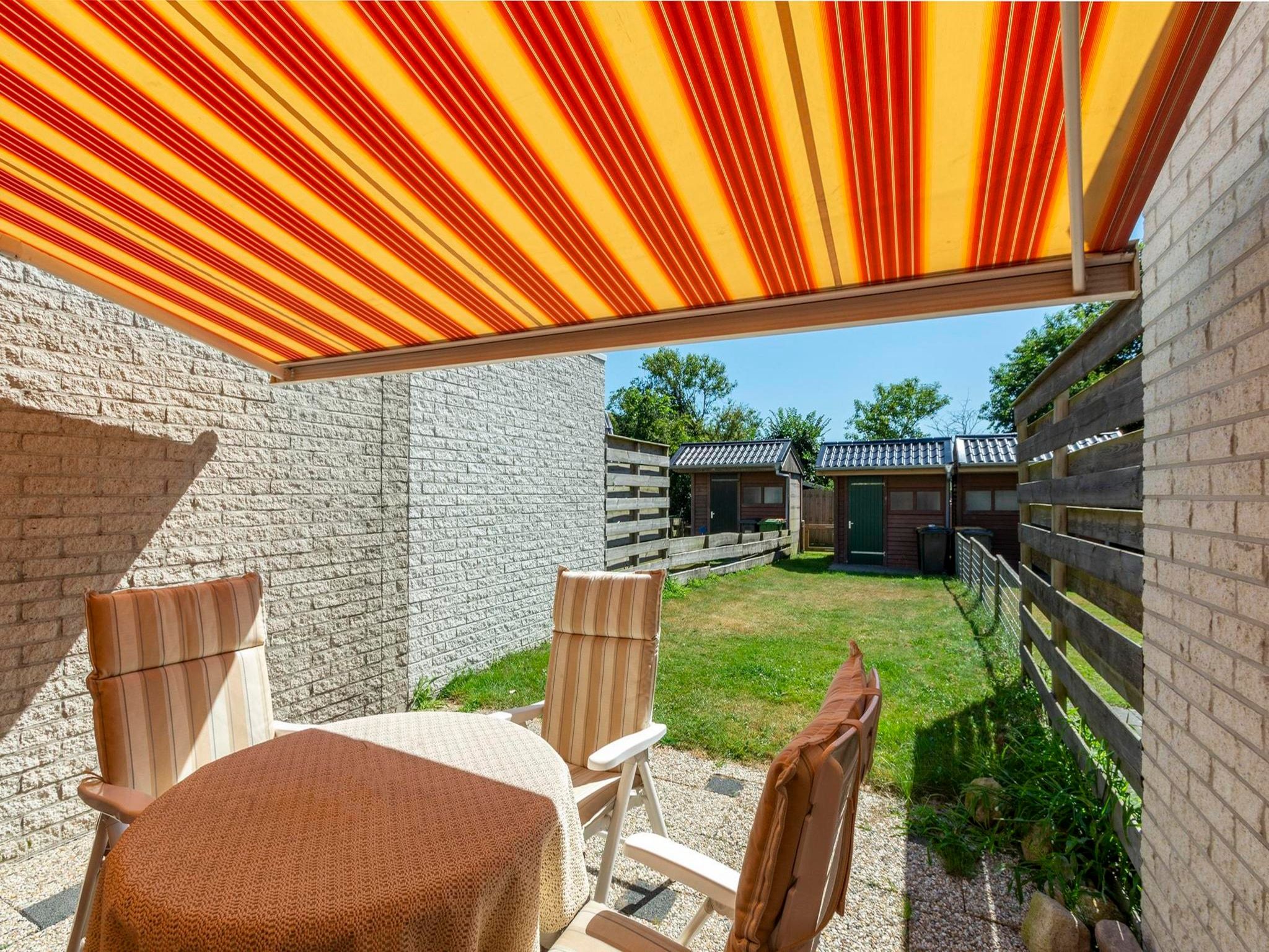 Het terras van Abbestederweg 24A in Callantsoog