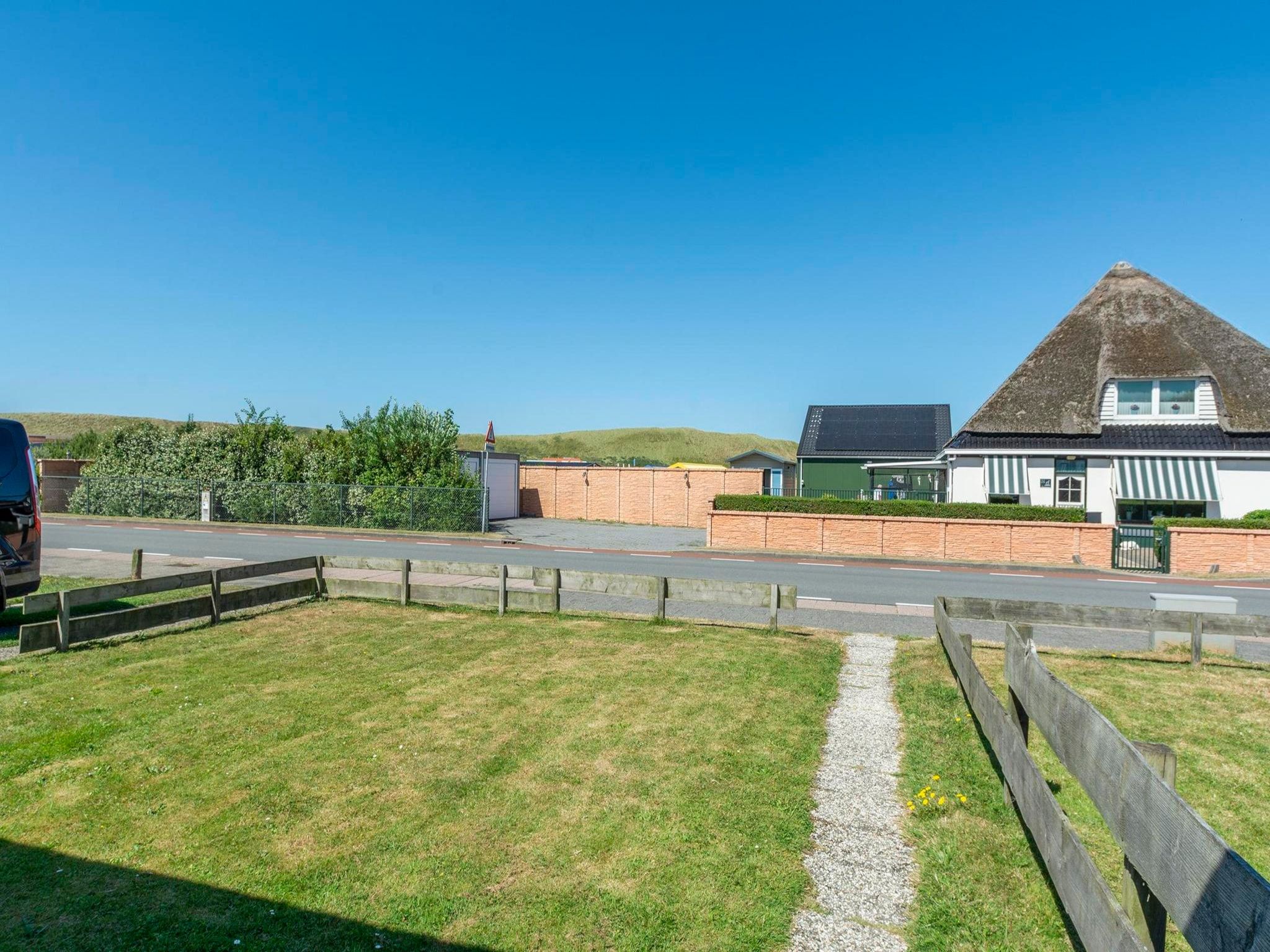 De tuin van Abbestederweg 24A in Callantsoog