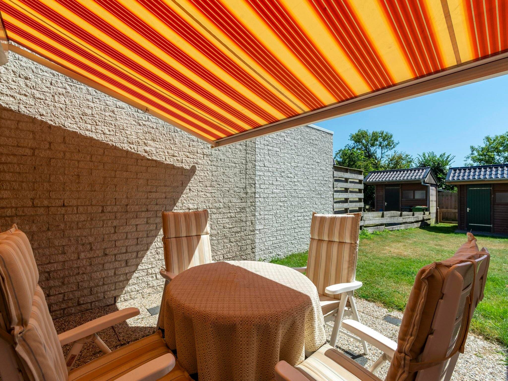 Het terras van Abbestederweg 24A in Callantsoog
