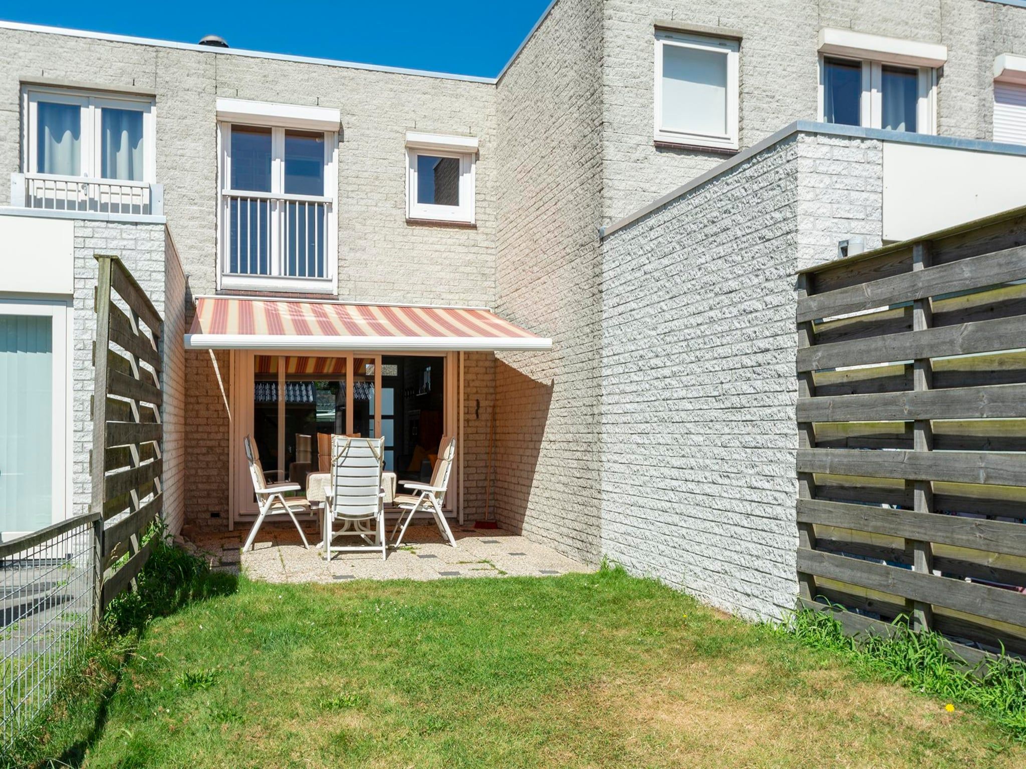 Het terras van Abbestederweg 24A in Callantsoog