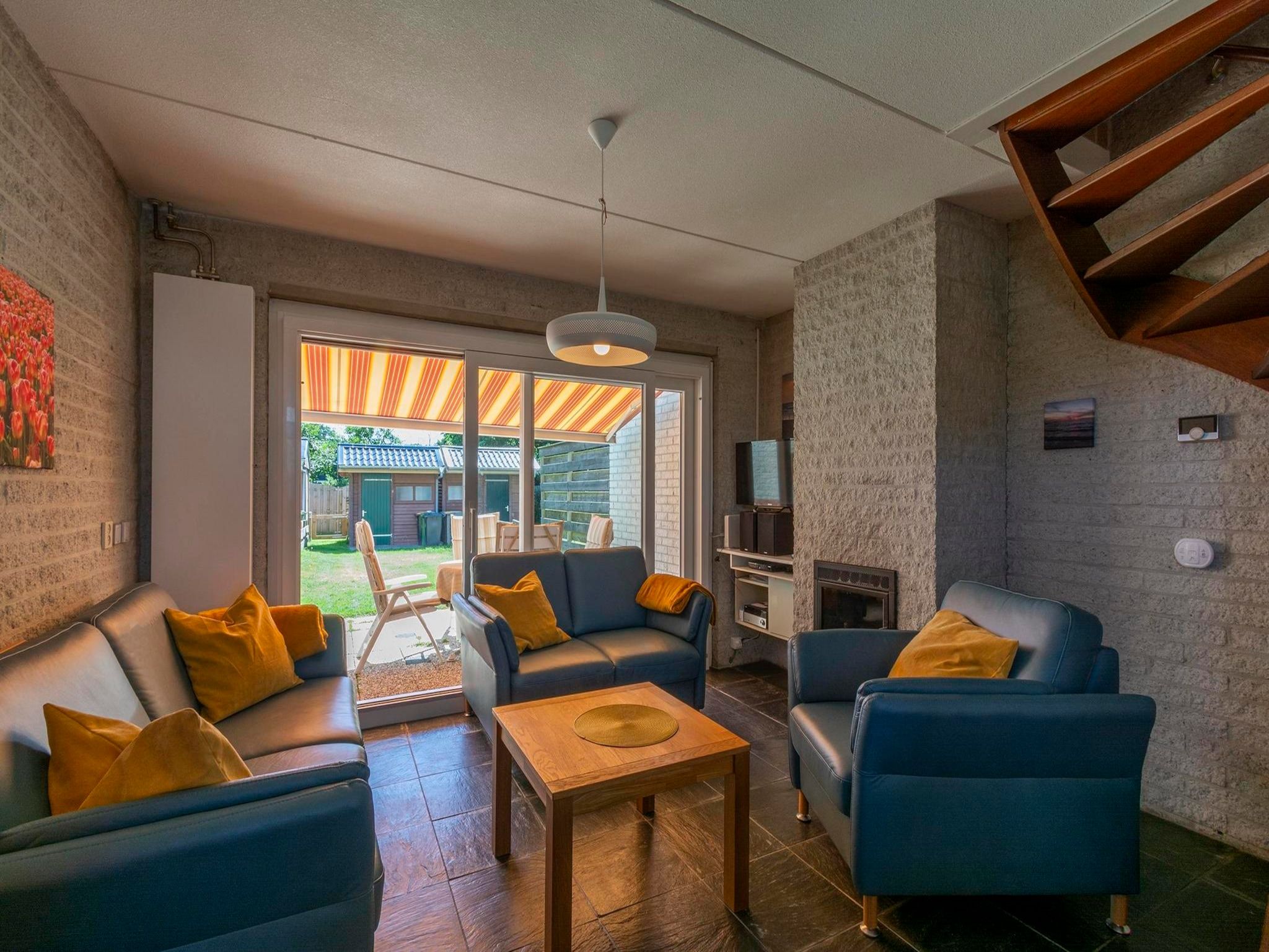 De woonkamer van Abbestederweg 24A in Callantsoog