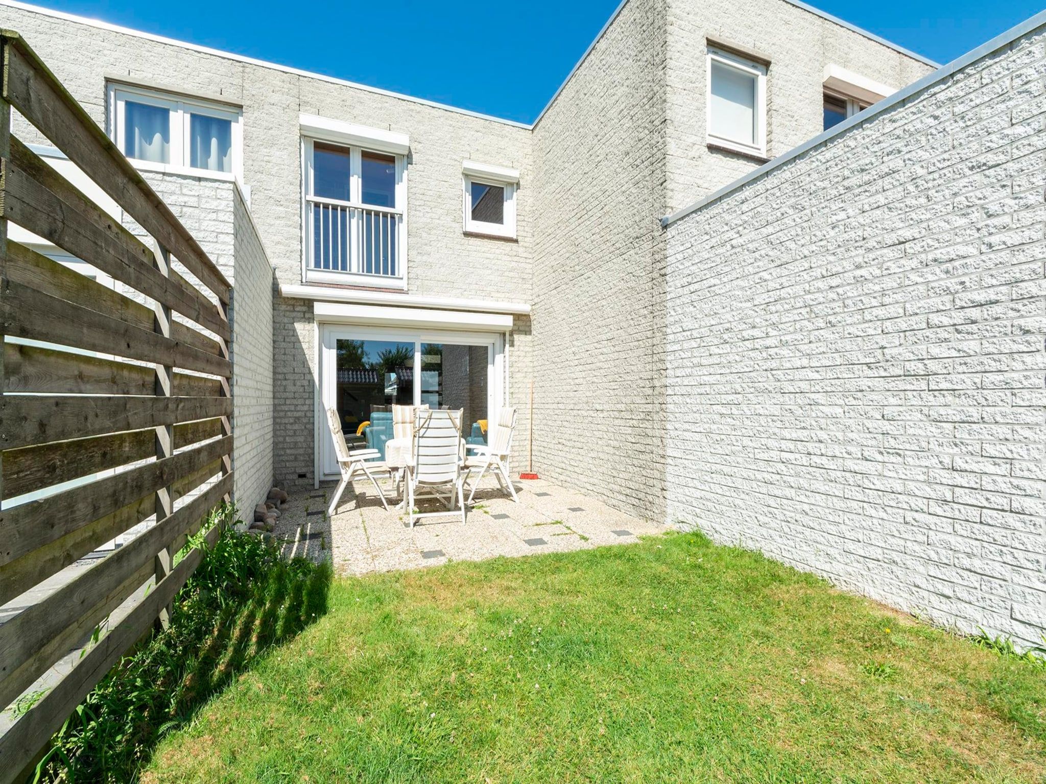 Het terras van Abbestederweg 24A in Callantsoog