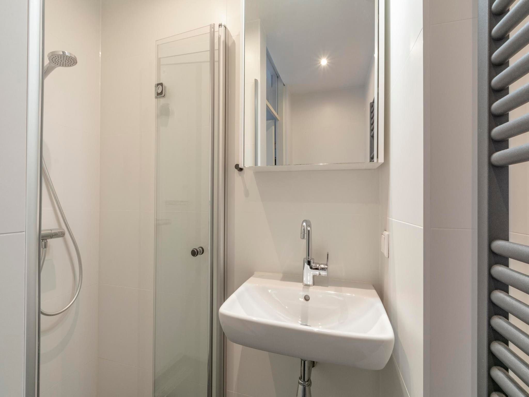 De badkamer van Abbestederweg 24A in Callantsoog