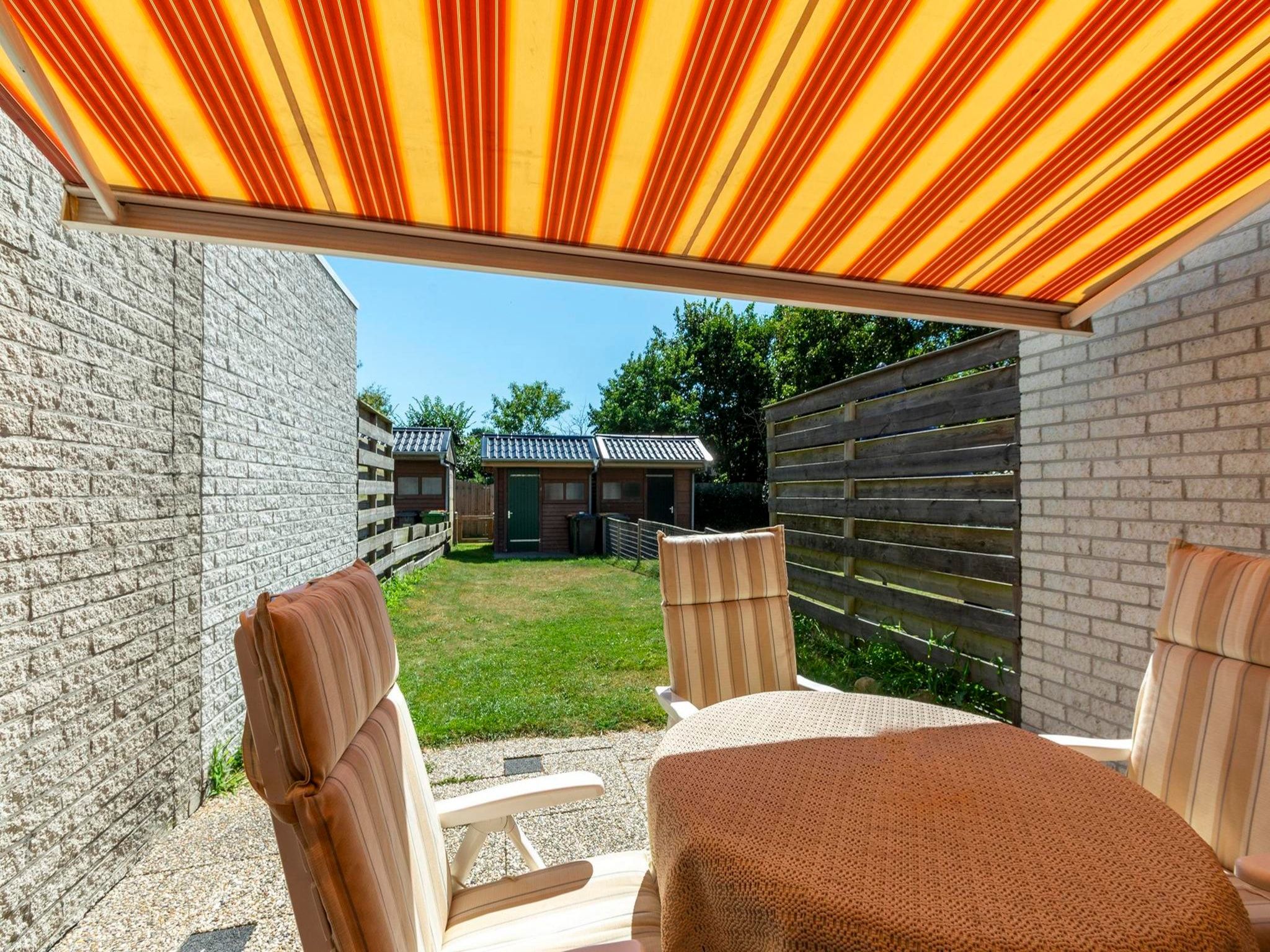 Het terras van Abbestederweg 24A in Callantsoog