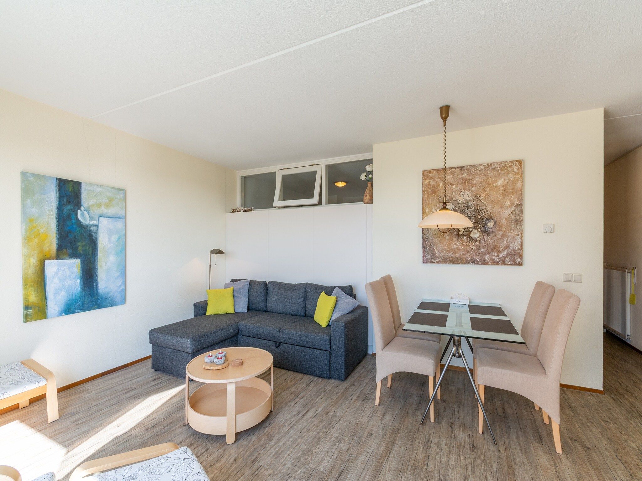 De woonkamer van Strandslag 189 in Julianadorp aan Zee