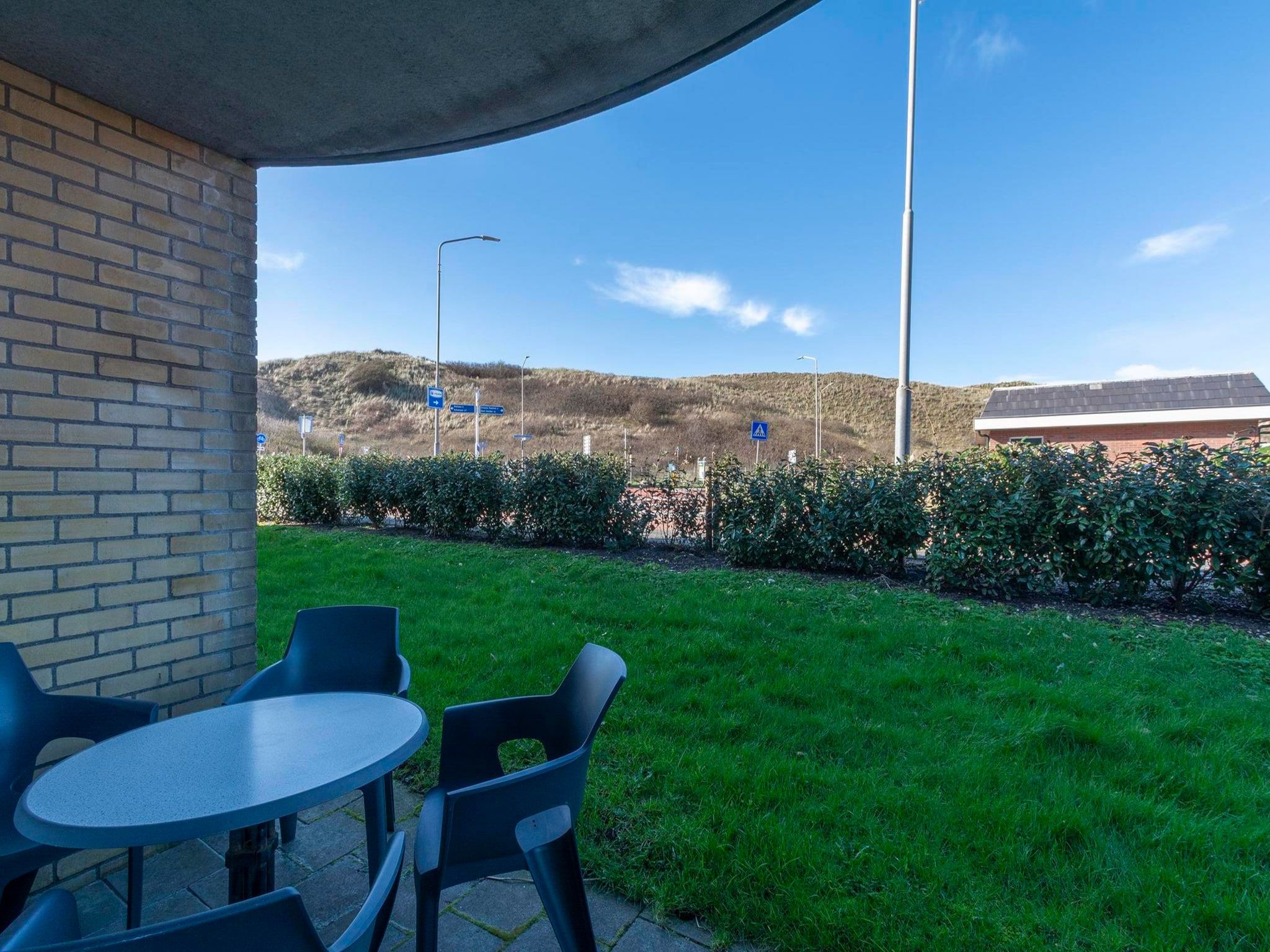 Het terras van Beach Appartement 05 in Callantsoog