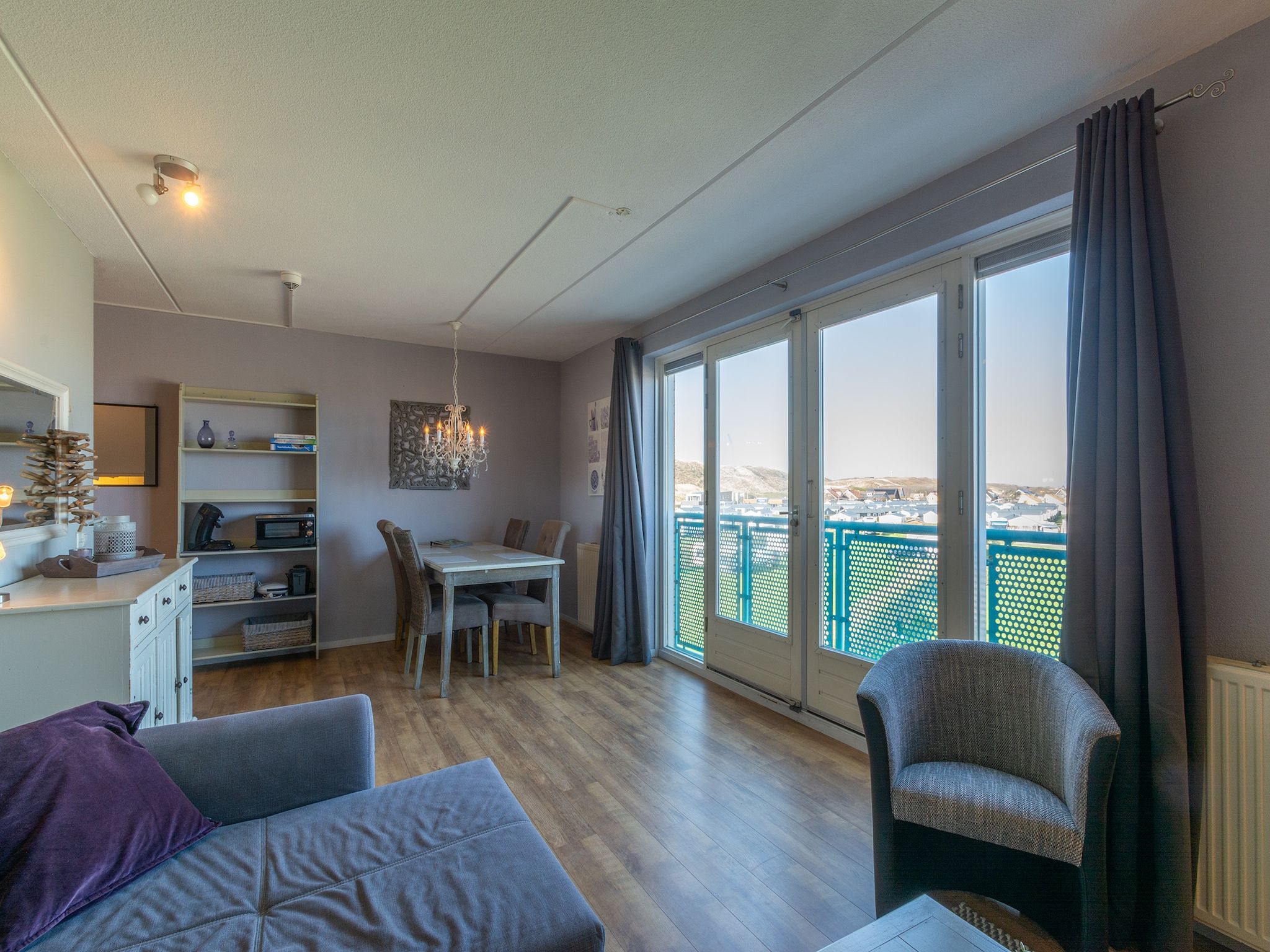 De eetkamer van Strandslag 193 in Julianadorp aan Zee