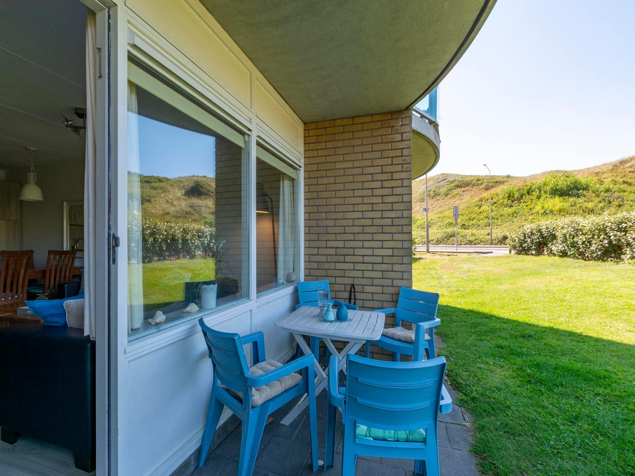 Het terras van Beach Appartement 07 in Callantsoog