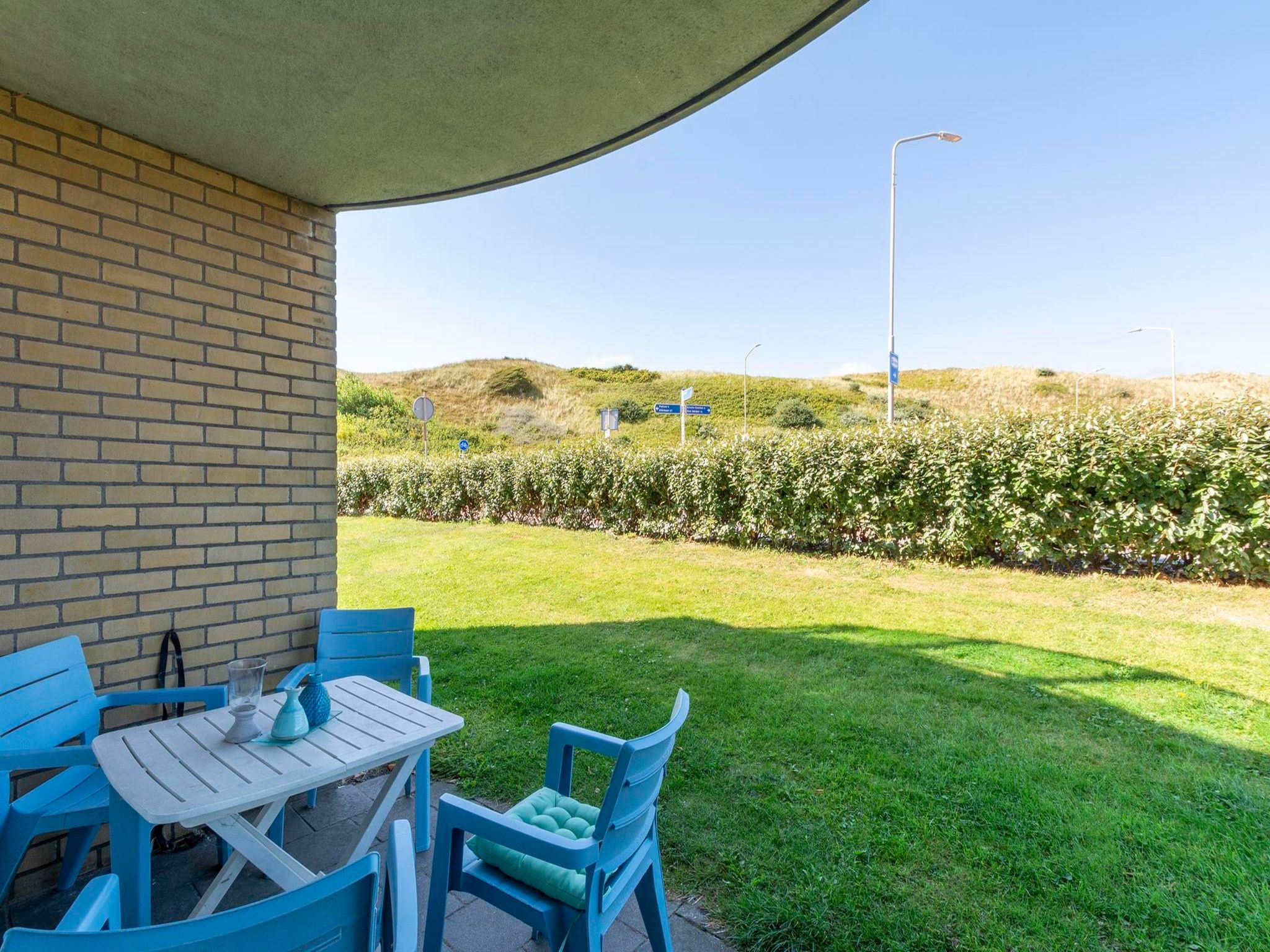 Het terras van Beach Appartement 07 in Callantsoog