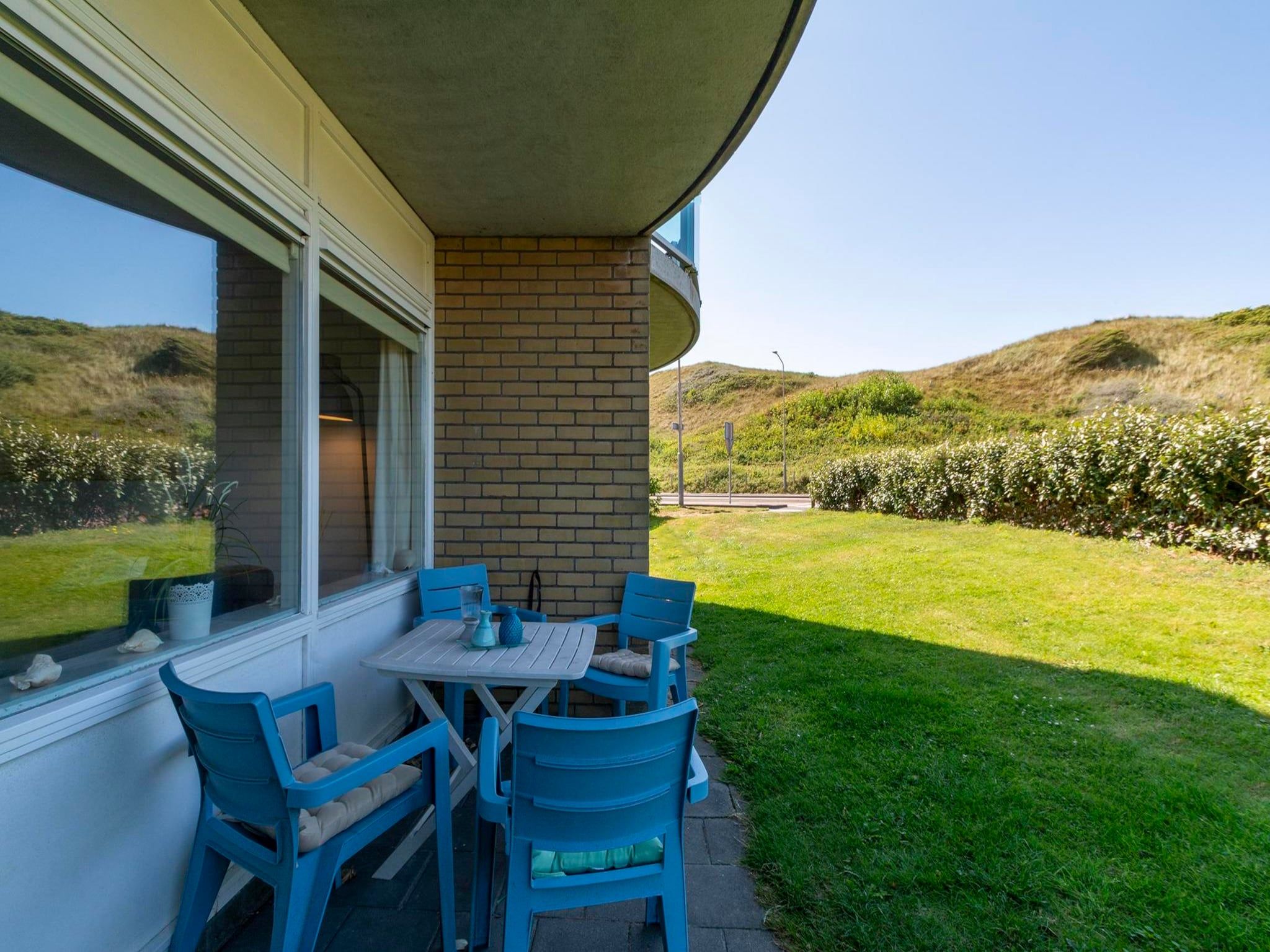Het terras van Beach Appartement 07 in Callantsoog
