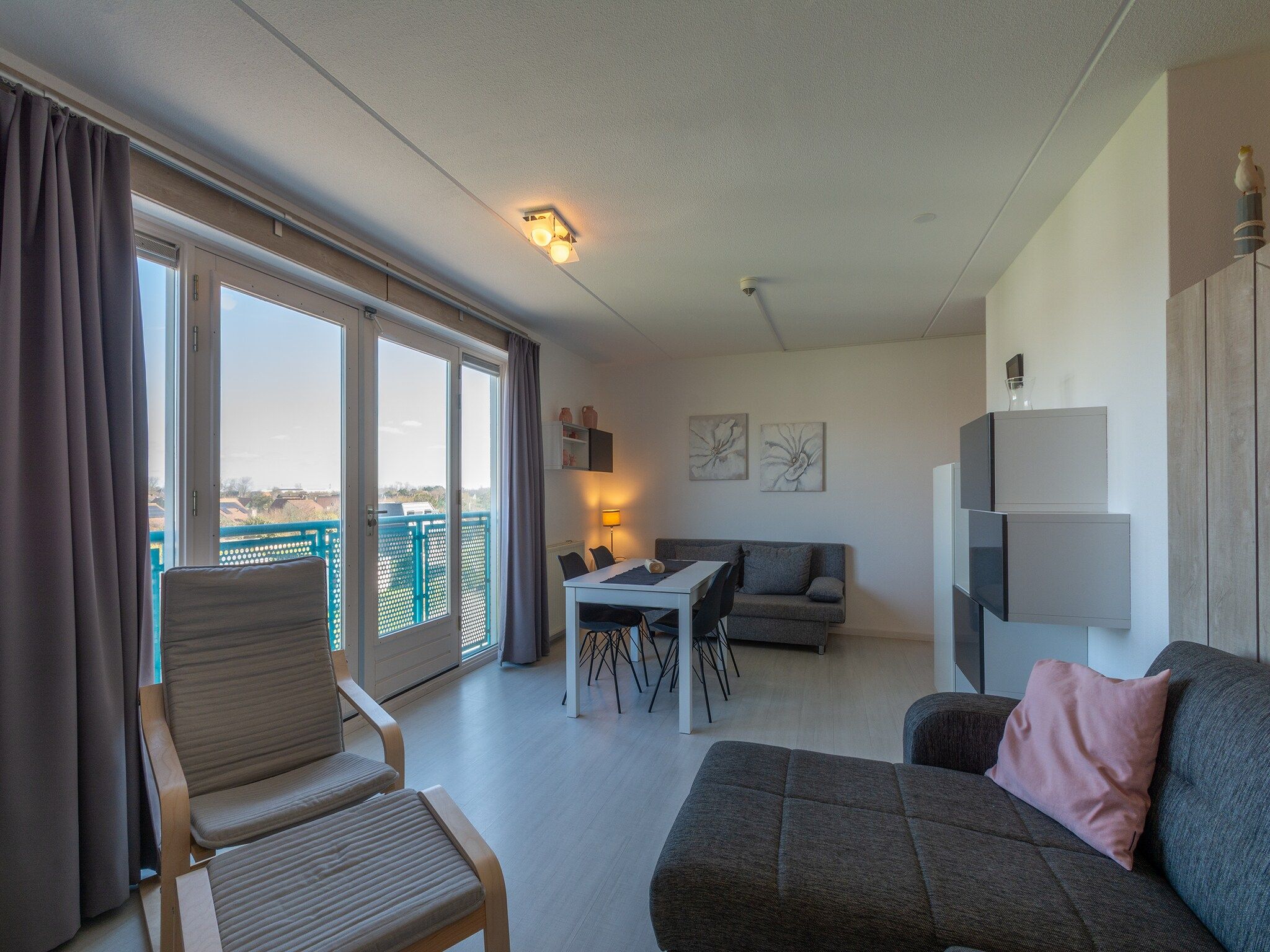 De woonkamer van Strandslag 195 in Julianadorp aan Zee