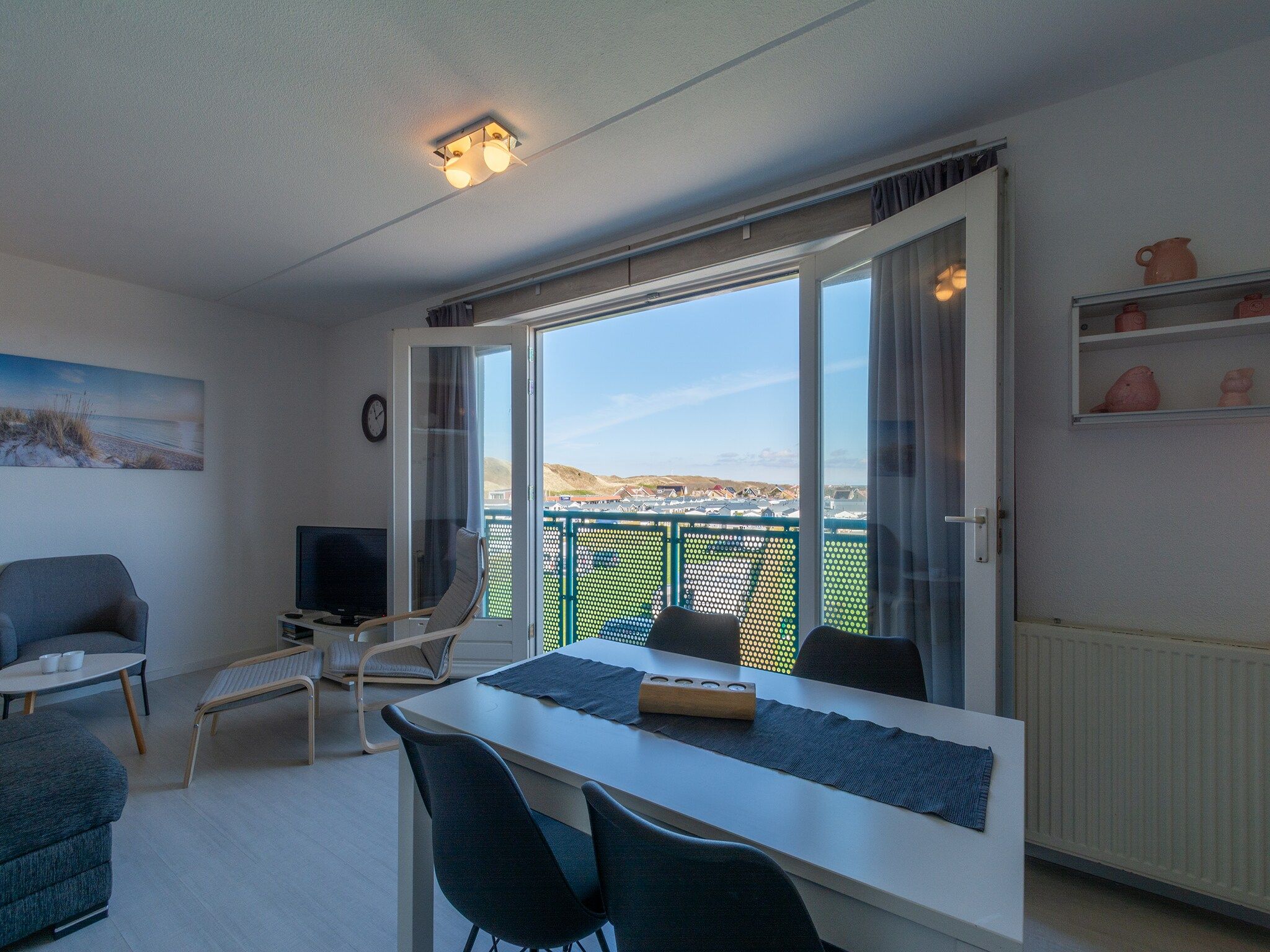 De eetkamer van Strandslag 195 in Julianadorp aan Zee