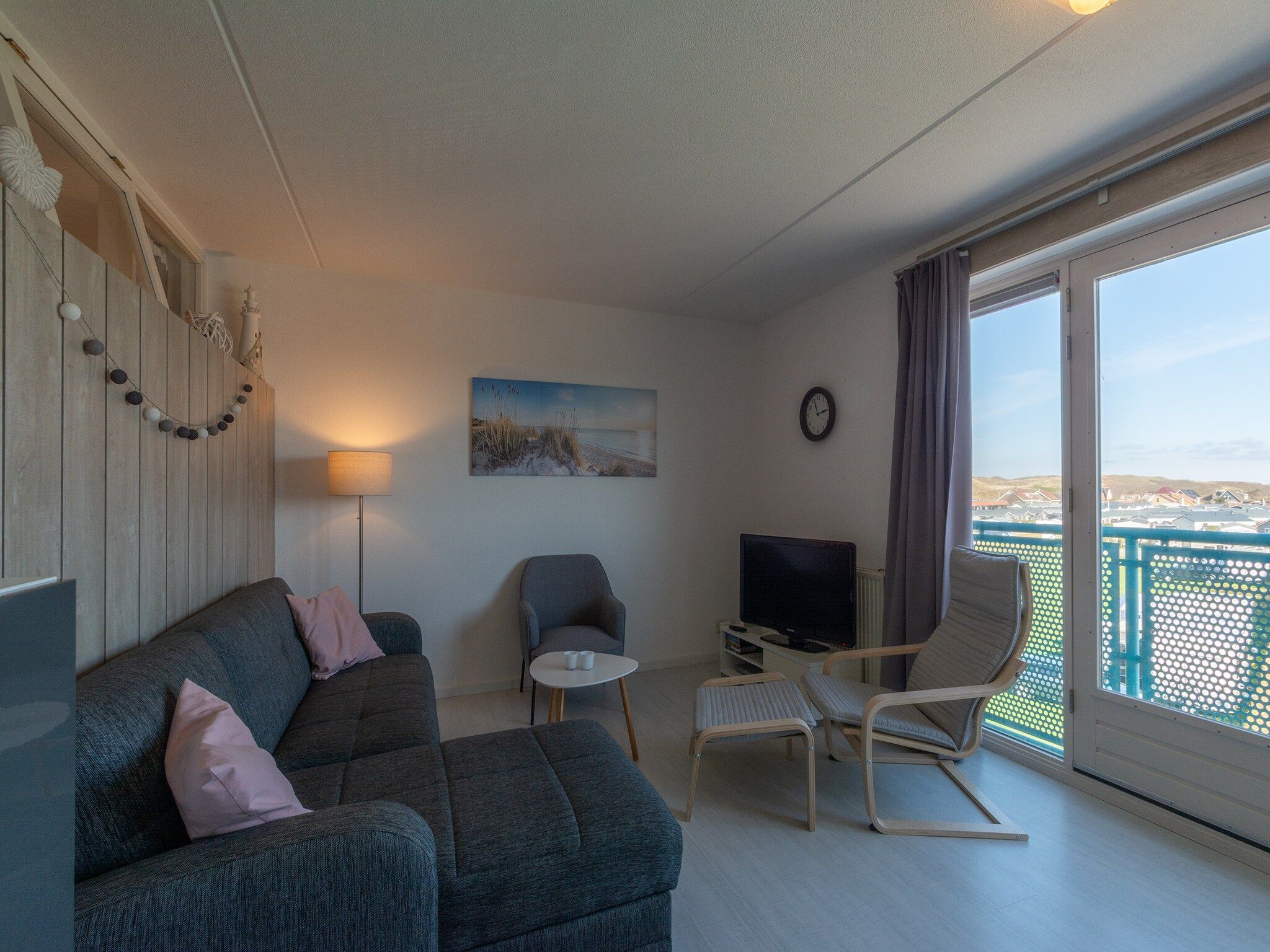 De woonkamer van Strandslag 195 in Julianadorp aan Zee