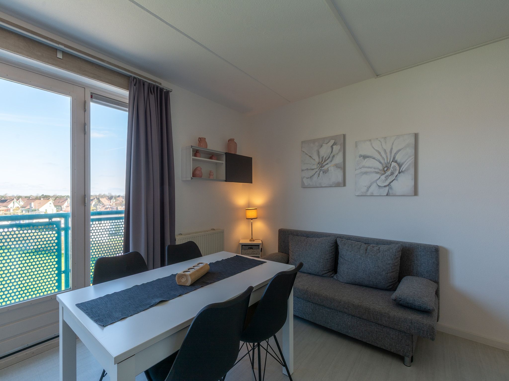 De eetkamer van Strandslag 195 in Julianadorp aan Zee