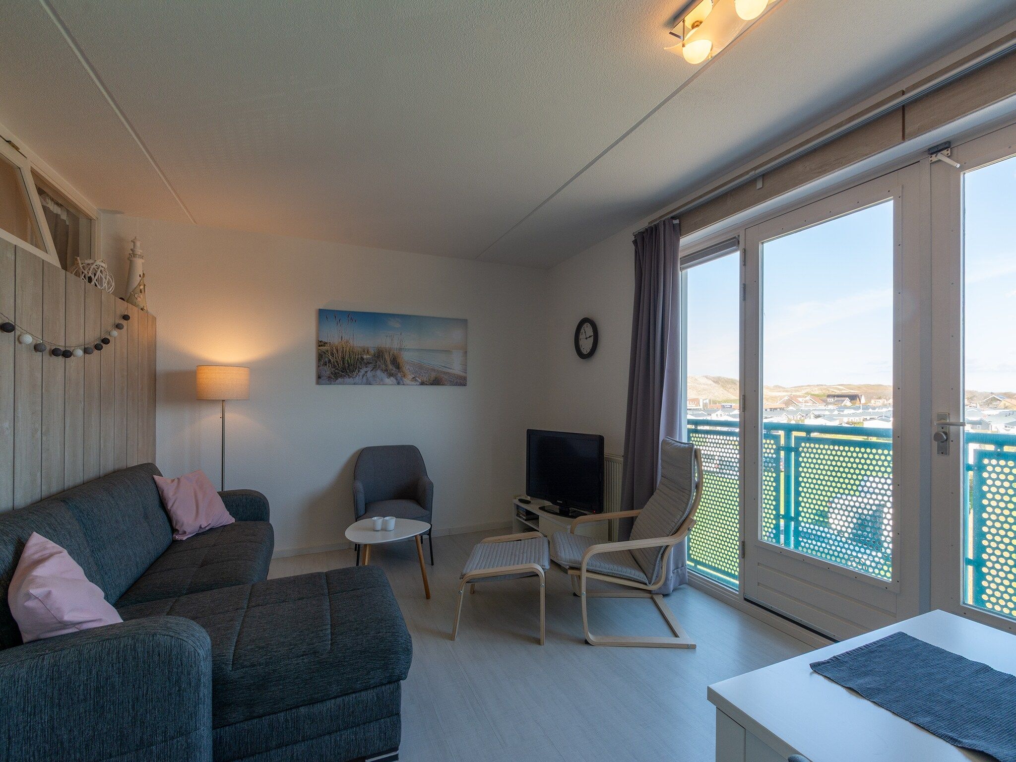 De woonkamer van Strandslag 195 in Julianadorp aan Zee