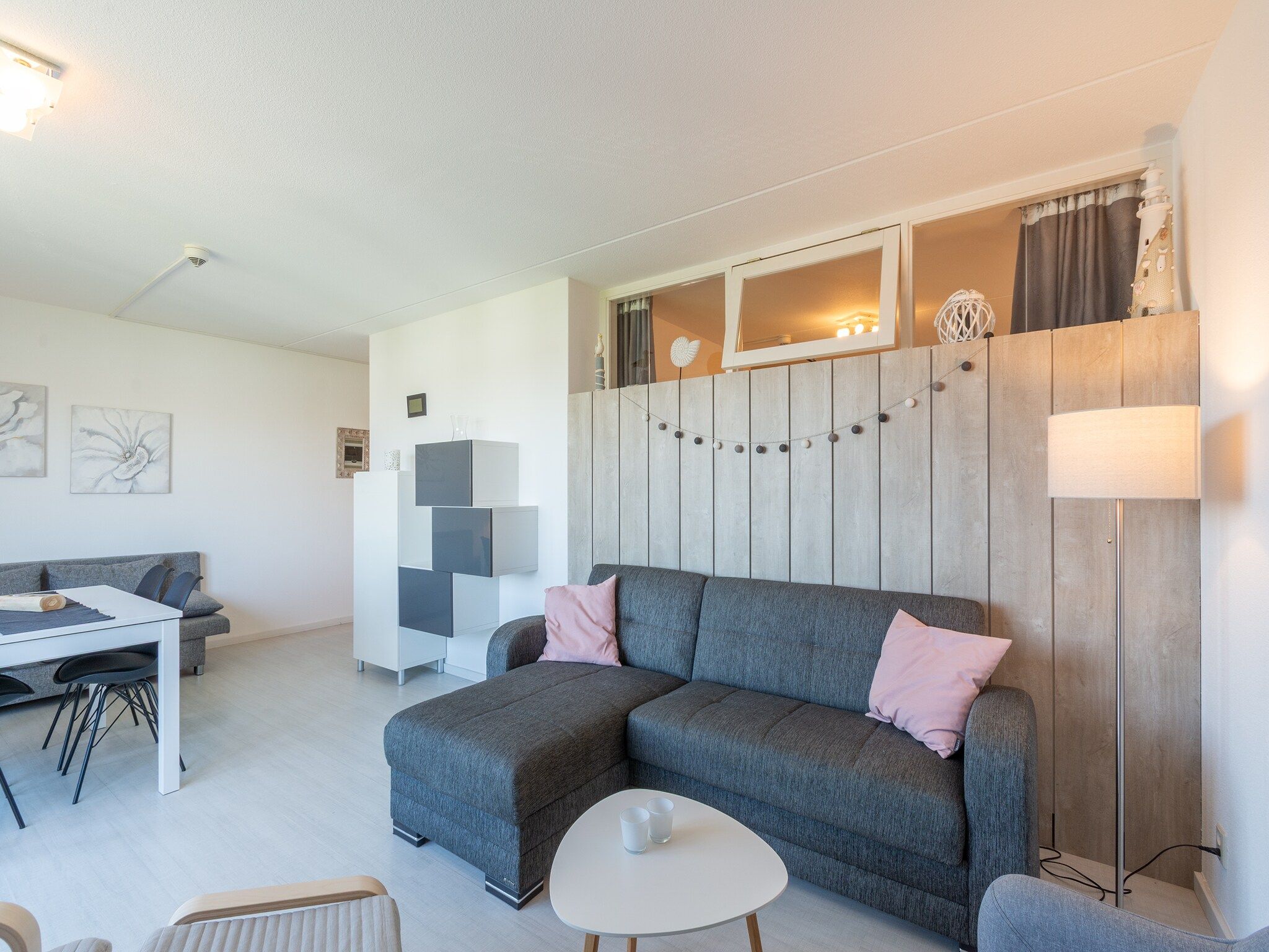 De woonkamer van Strandslag 195 in Julianadorp aan Zee