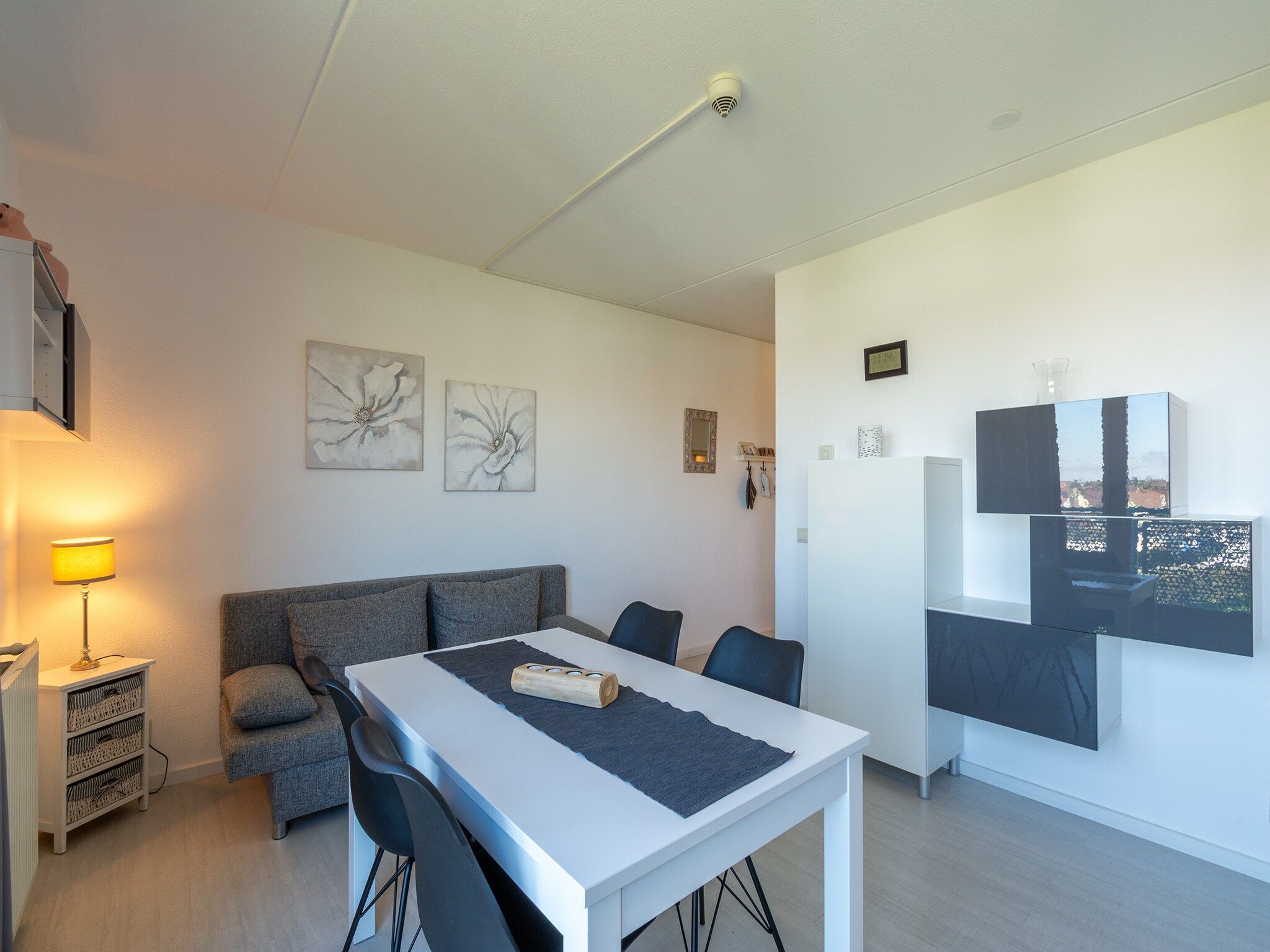 De eetkamer van Strandslag 195 in Julianadorp aan Zee