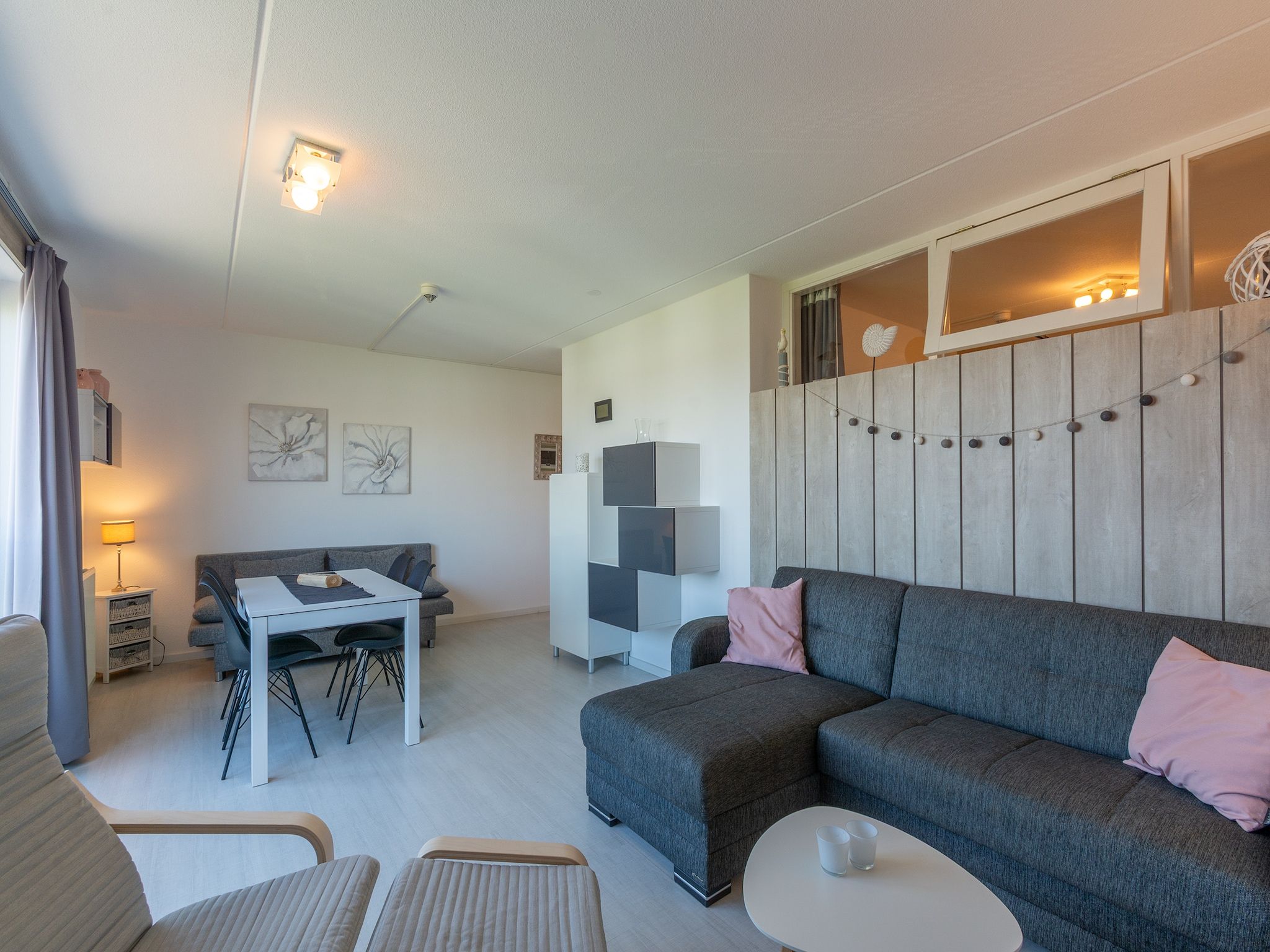 De woonkamer van Strandslag 195 in Julianadorp aan Zee