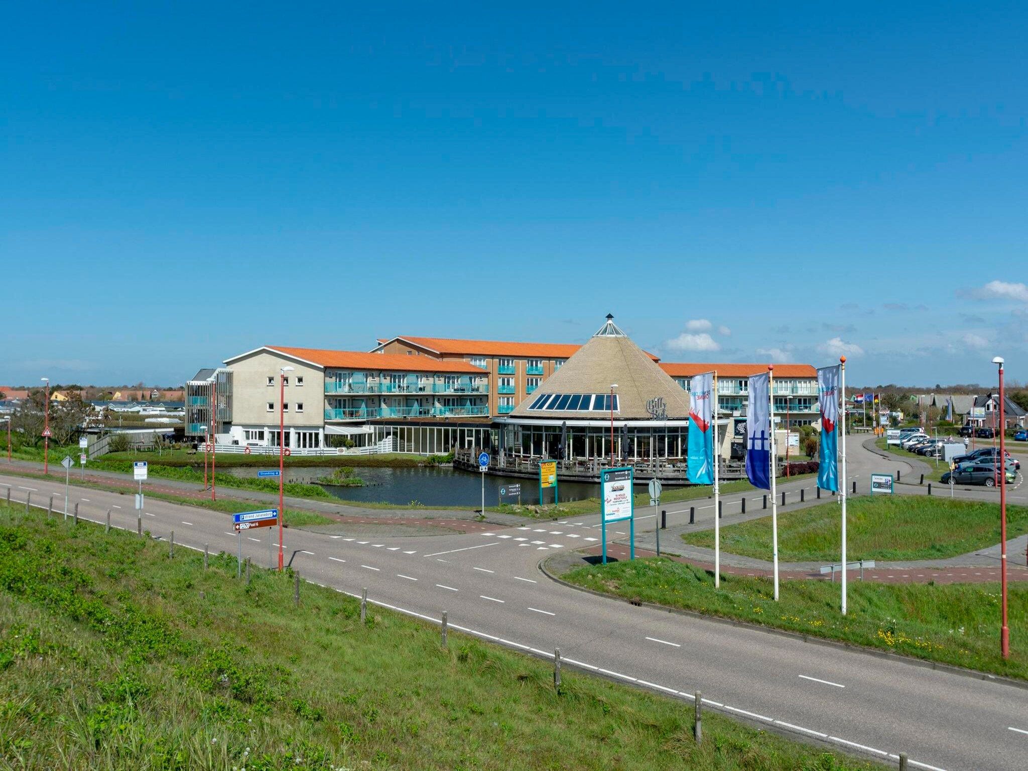 De buitenkant van Strandslag 195 in Julianadorp aan Zee