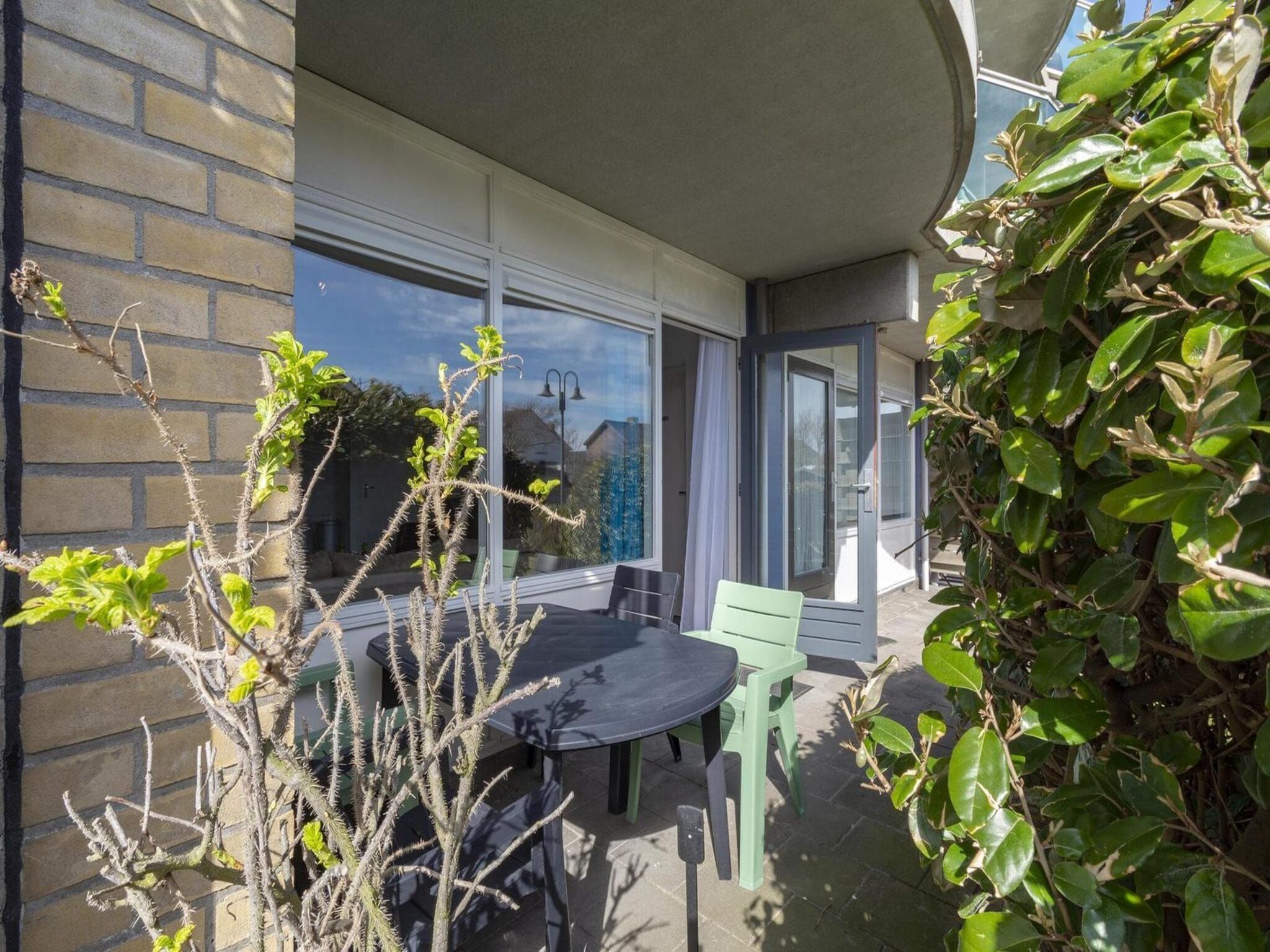 Het terras van Beach Appartement 11 in Callantsoog