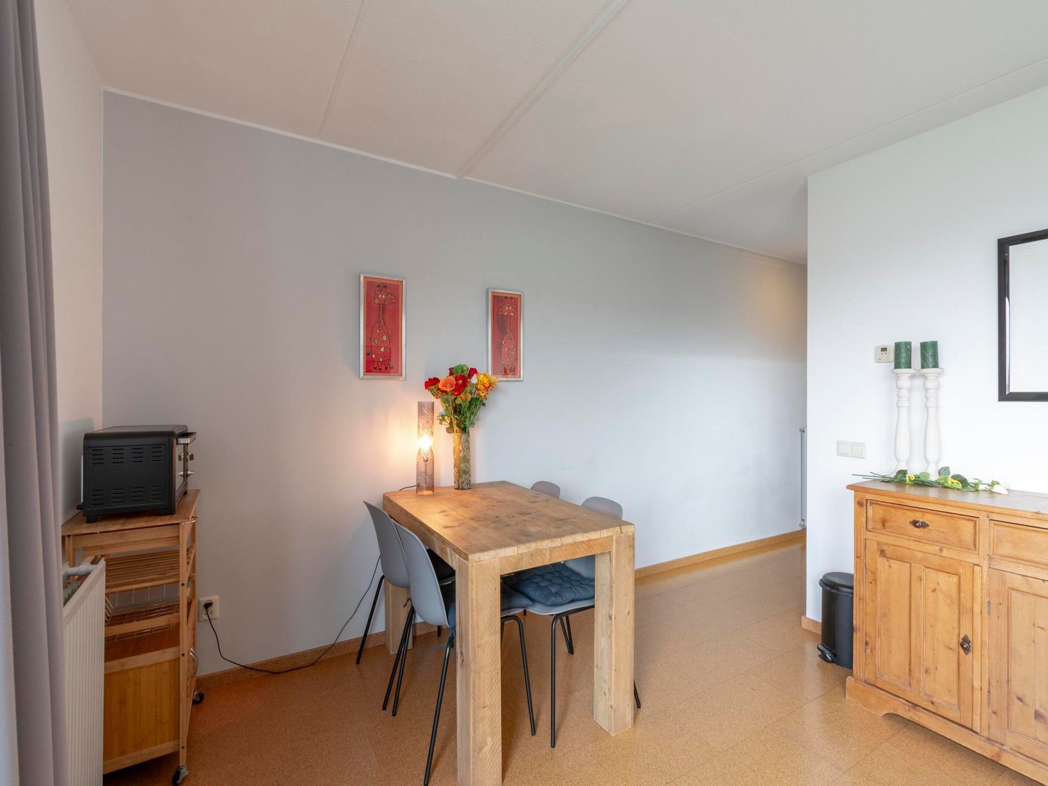 De eetkamer van Strandslag 199 in Julianadorp aan Zee
