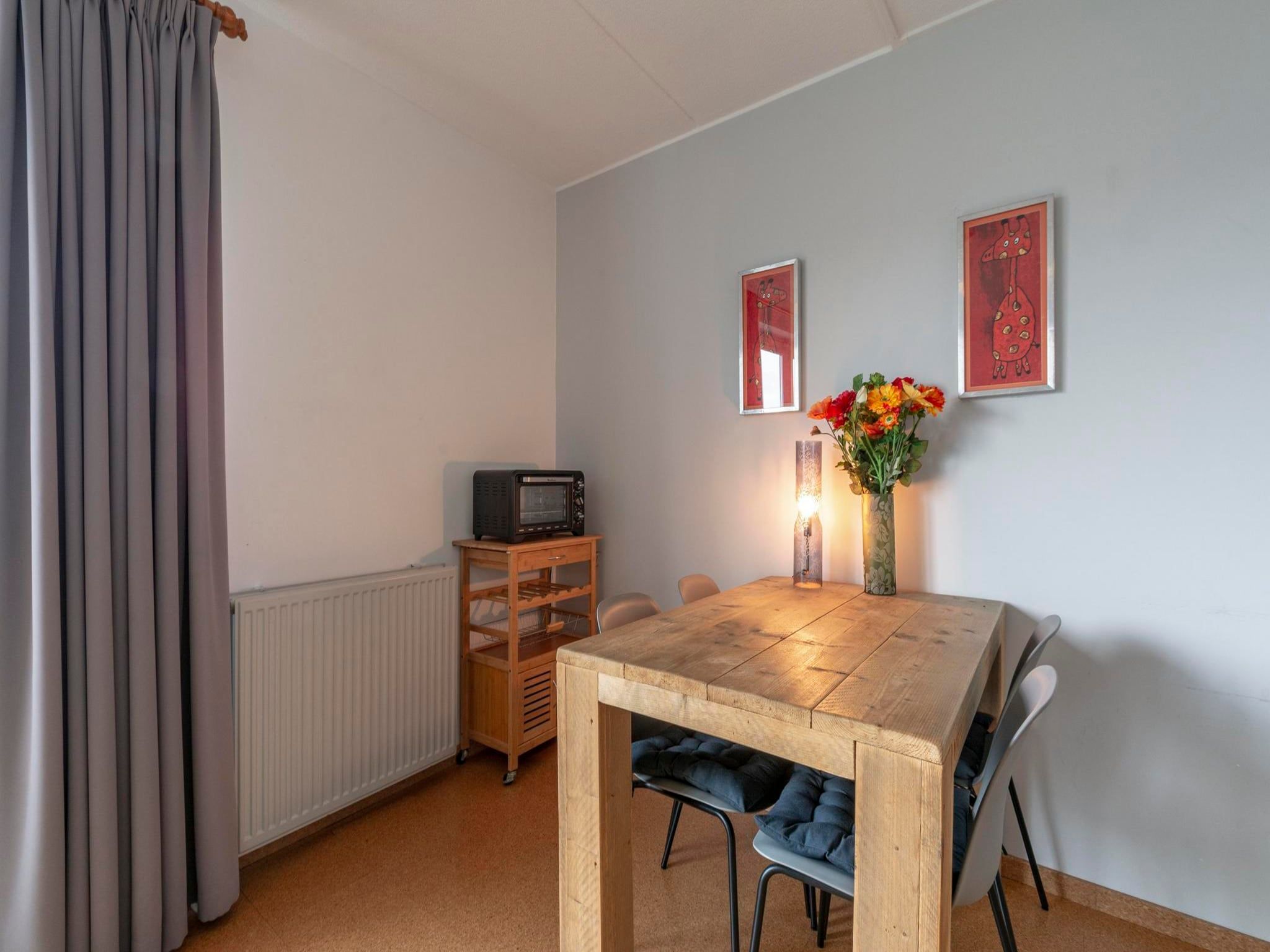 De eetkamer van Strandslag 199 in Julianadorp aan Zee