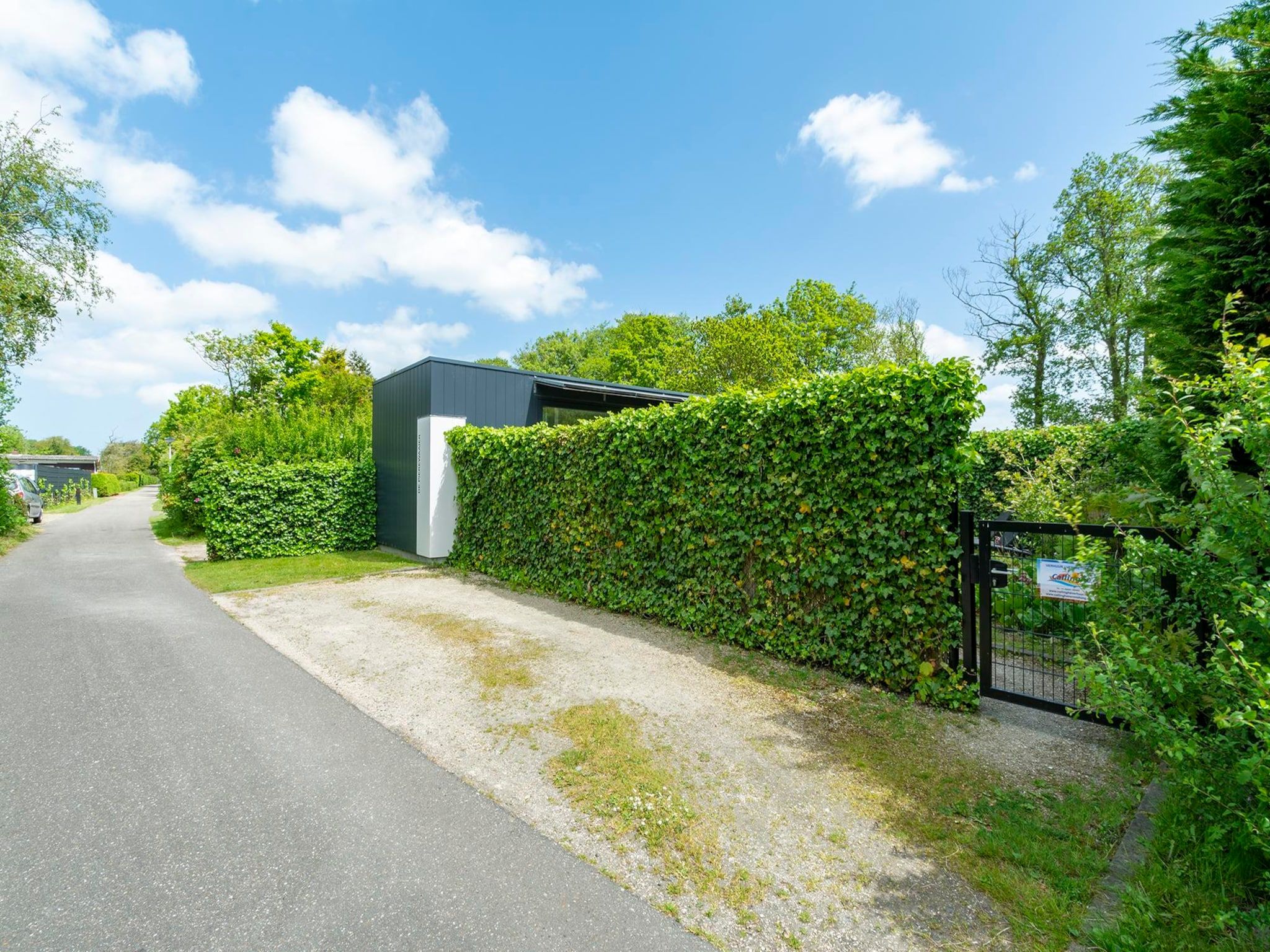 De tuin van Strandhuis Uitwaayer in Sint Maartensvlotbrug
