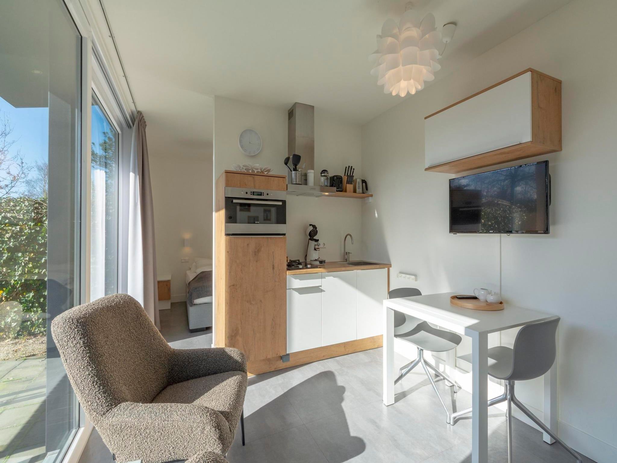 De woonkamer van Strandhuis Uitwaayer in Sint Maartensvlotbrug