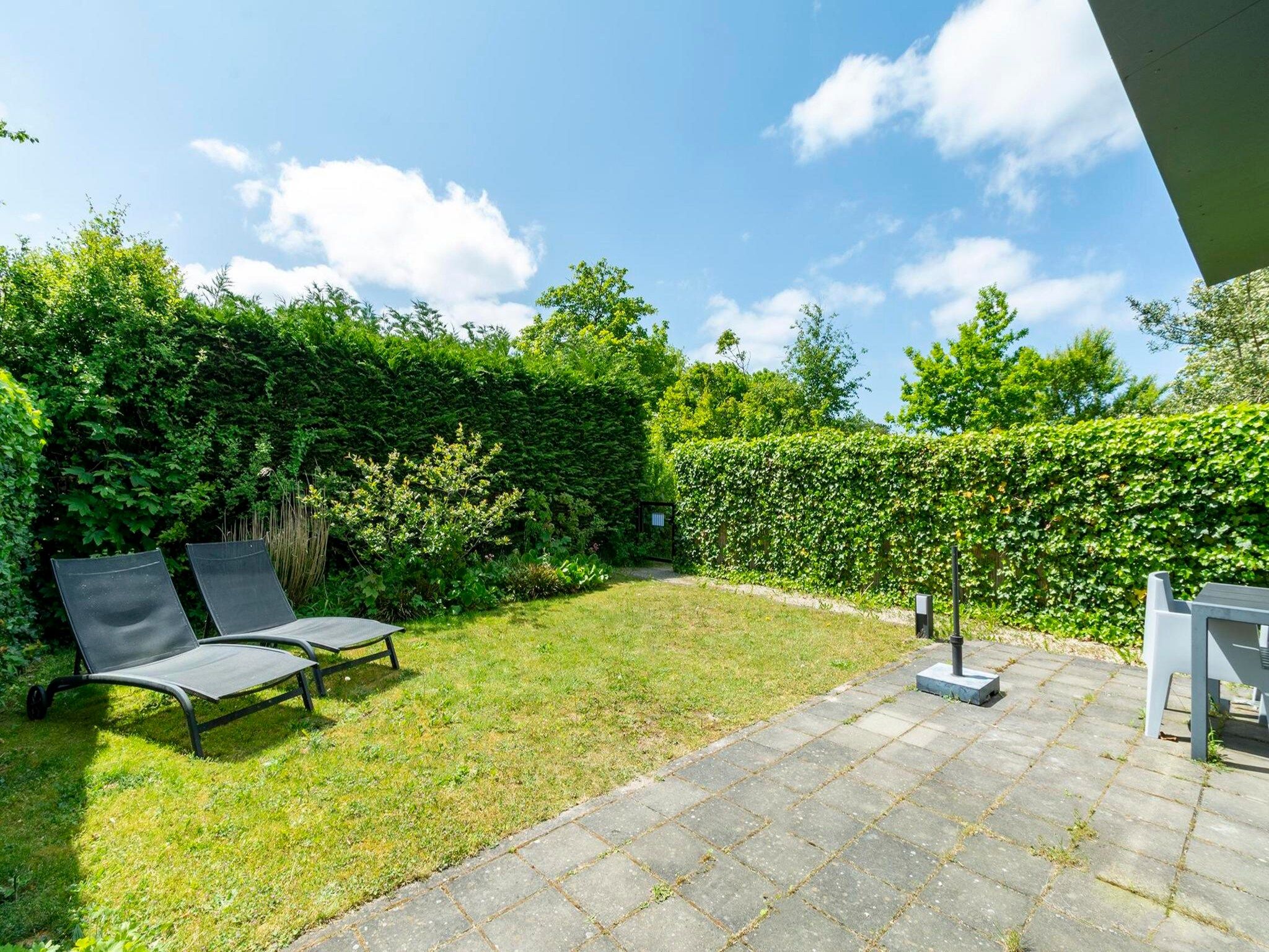 De tuin van Strandhuis Uitwaayer in Sint Maartensvlotbrug