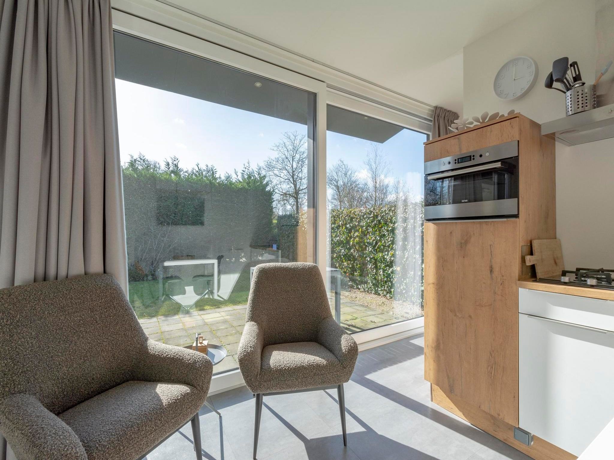 De woonkamer van Strandhuis Uitwaayer in Sint Maartensvlotbrug