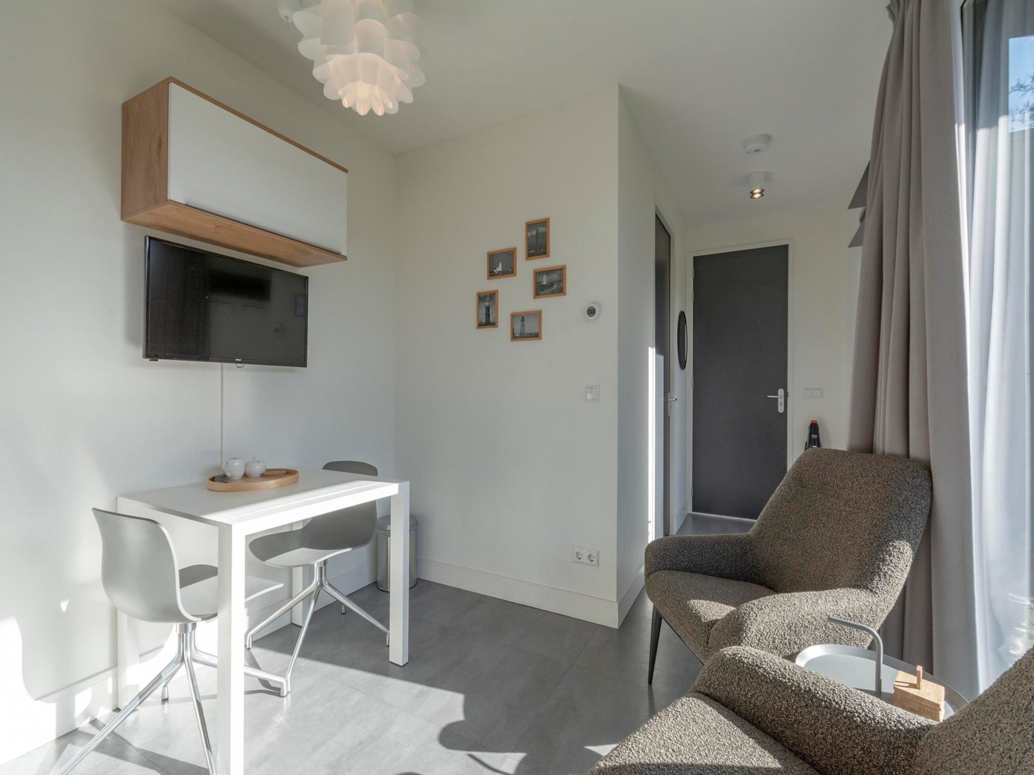De woonkamer van Strandhuis Uitwaayer in Sint Maartensvlotbrug