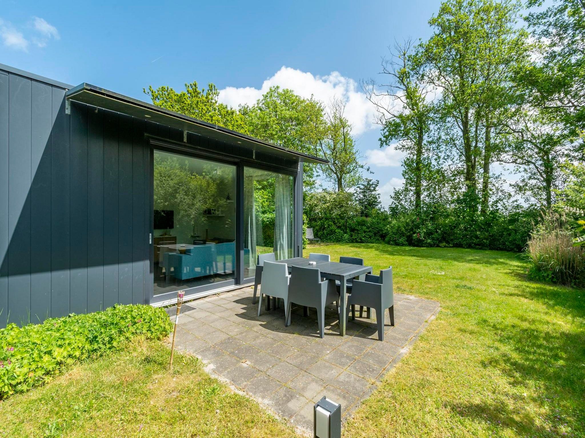 Het terras van Strandhuis Uitwaayer in Sint Maartensvlotbrug