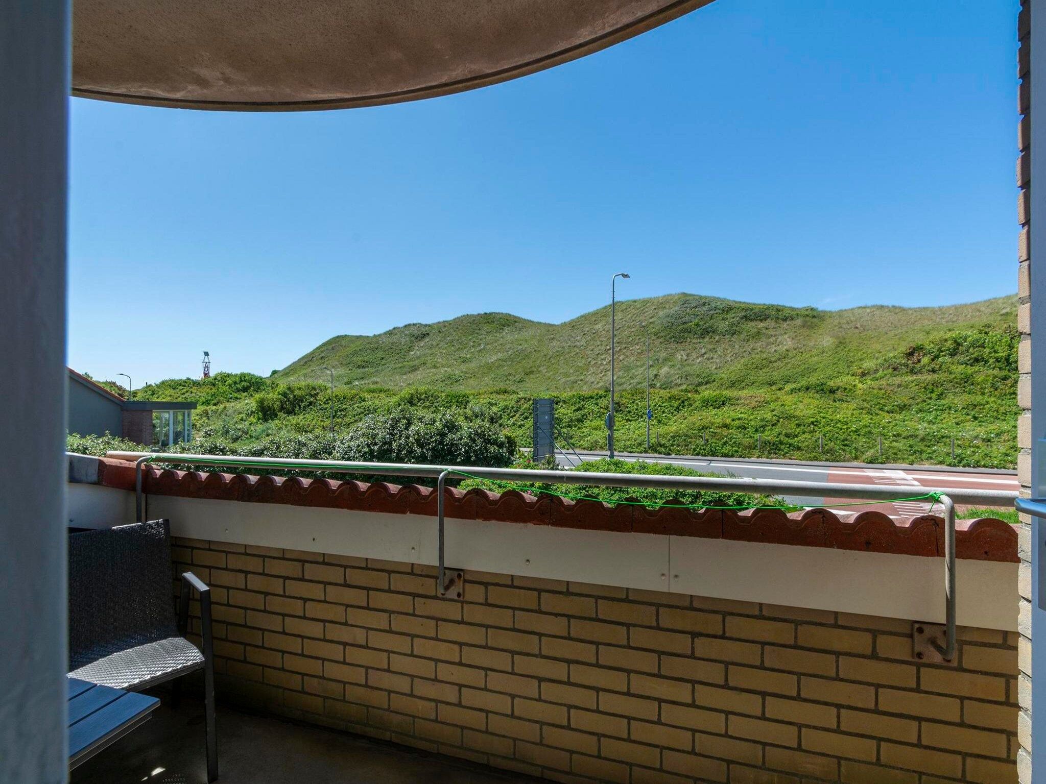 Het terras van Beach Appartement 25 in Callantsoog