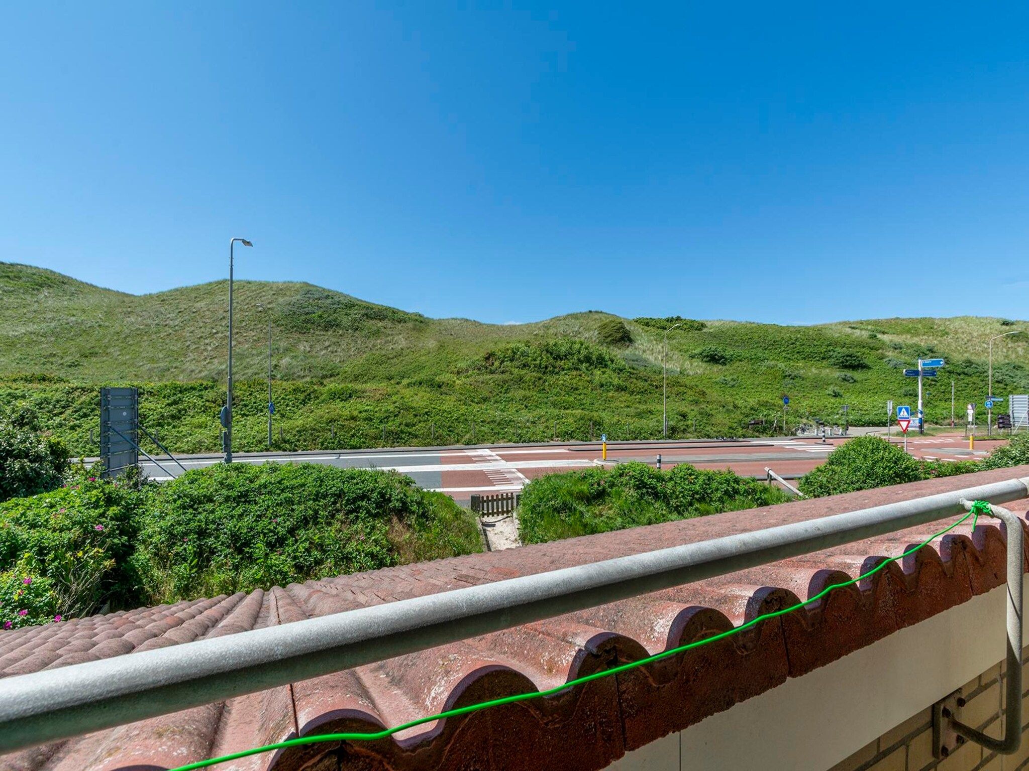 Het terras van Beach Appartement 25 in Callantsoog