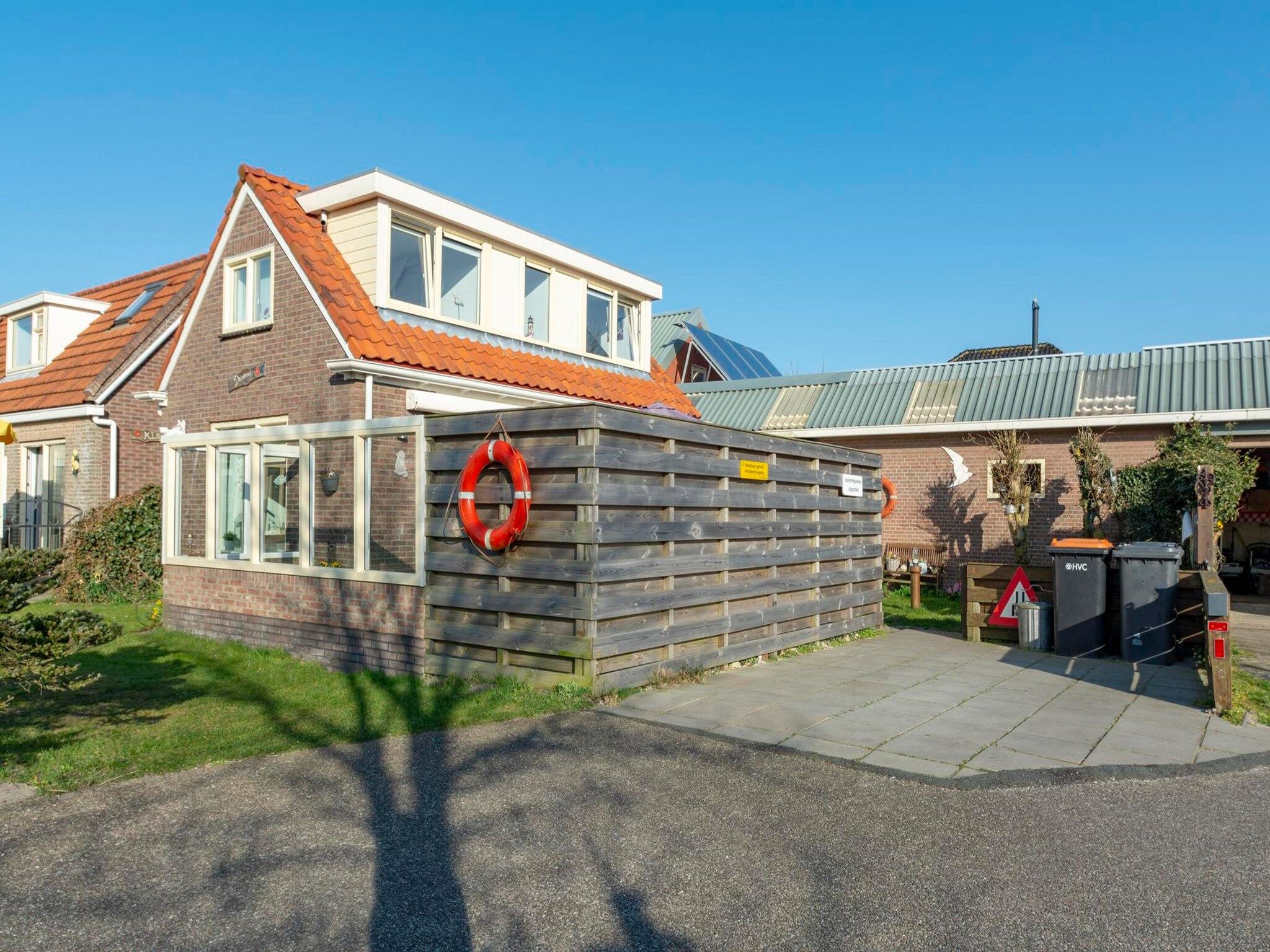 De buitenkant van Duinroos in Groote Keeten