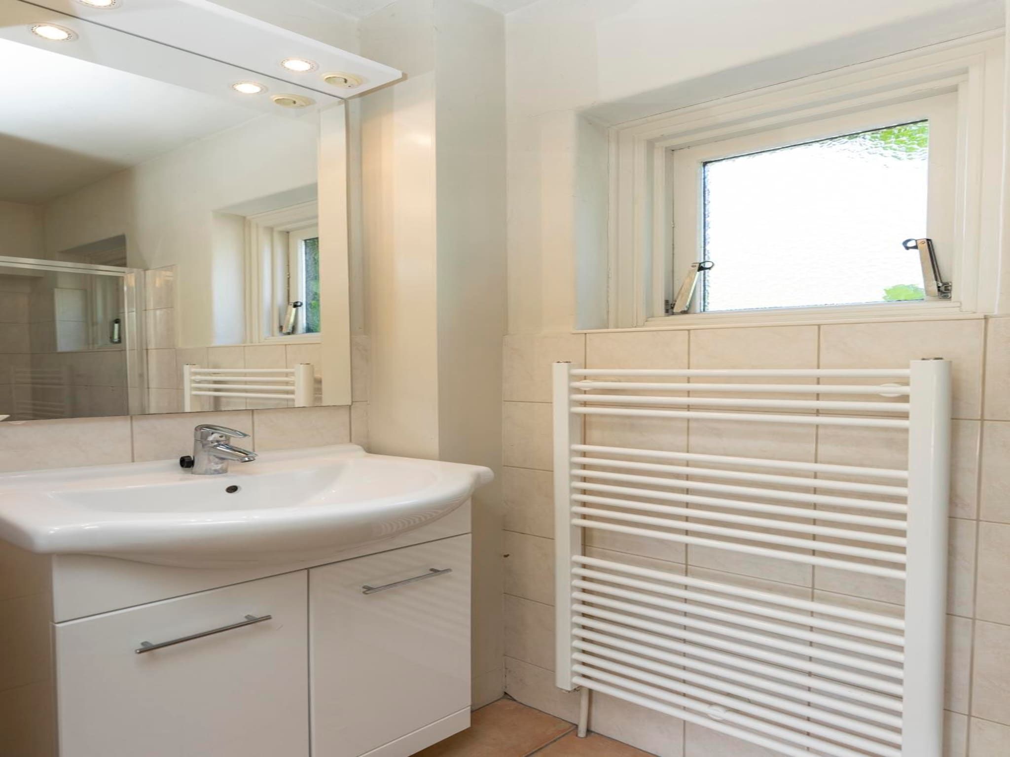 De badkamer van Strandhuys Alikruik in De Koog