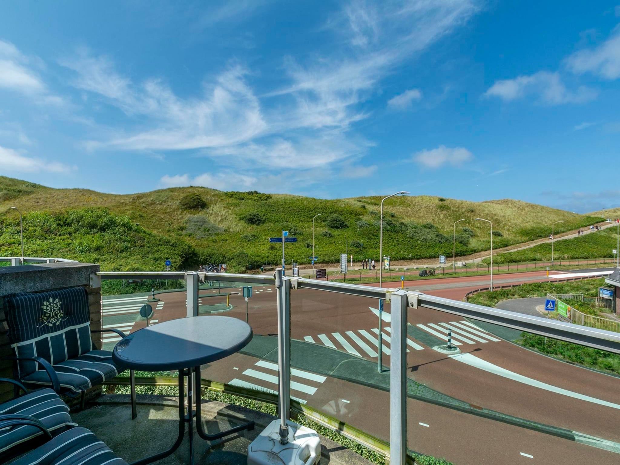 Het terras van Beach Appartement 35 in Callantsoog