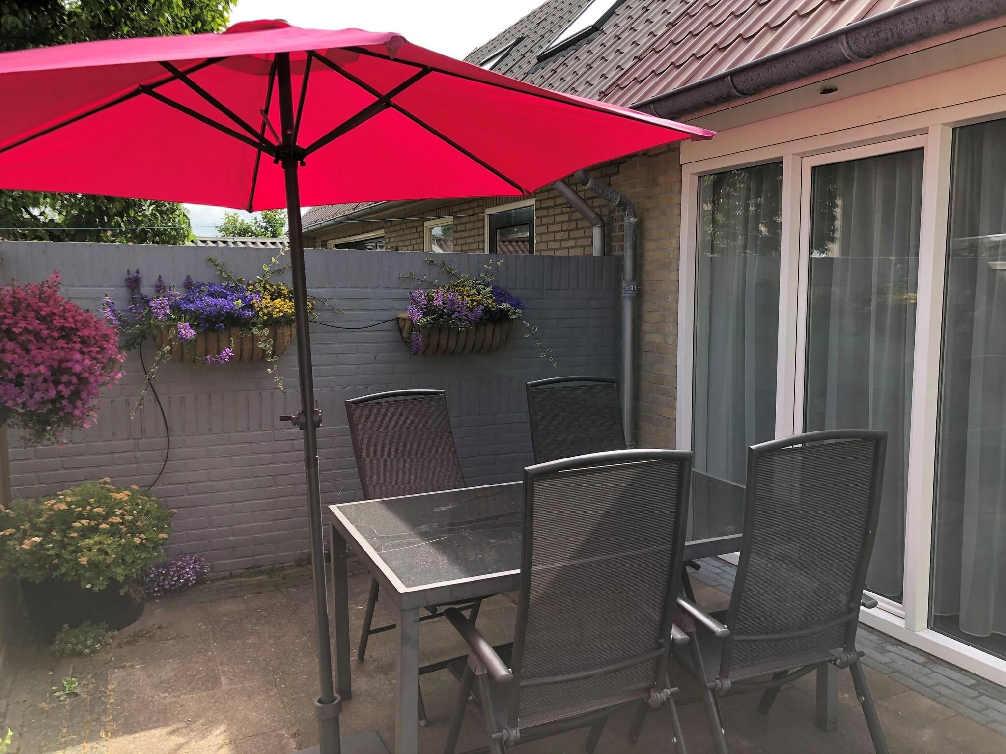 Het terras van Duinroosweg 83 in Callantsoog