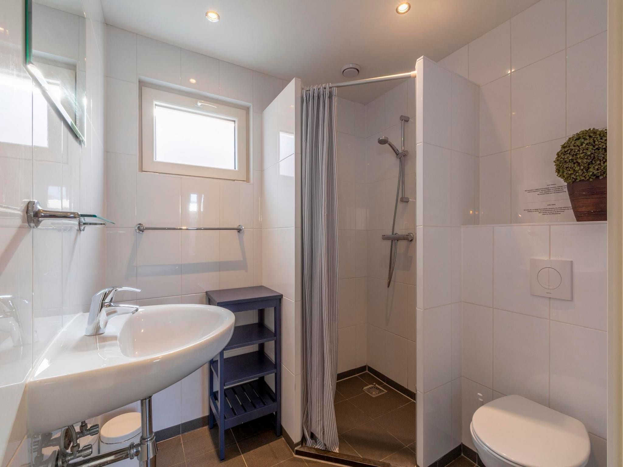 De badkamer van Duinroosweg 83 in Callantsoog