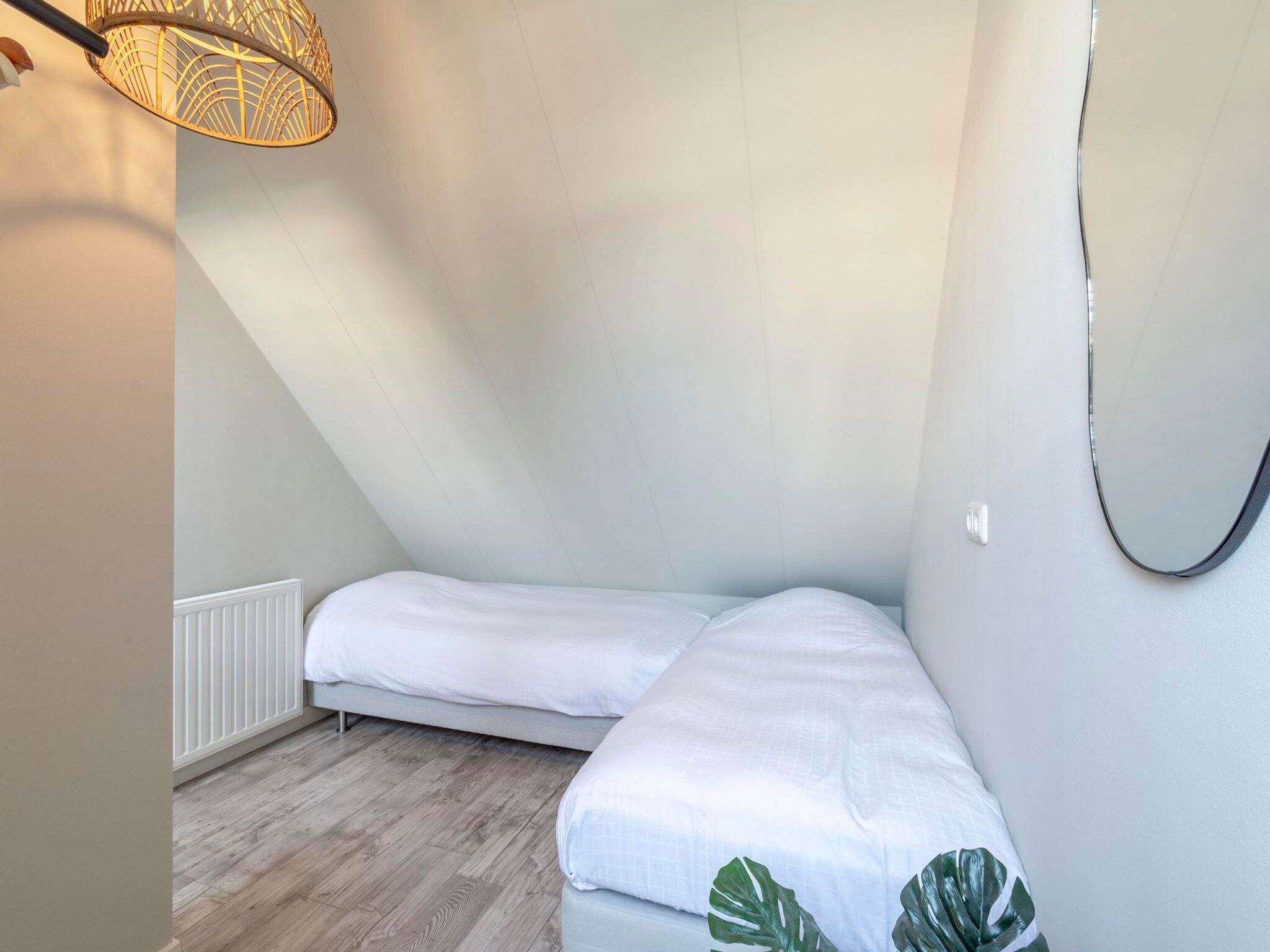 Een slaapkamer van Duinroosweg 83 in Callantsoog
